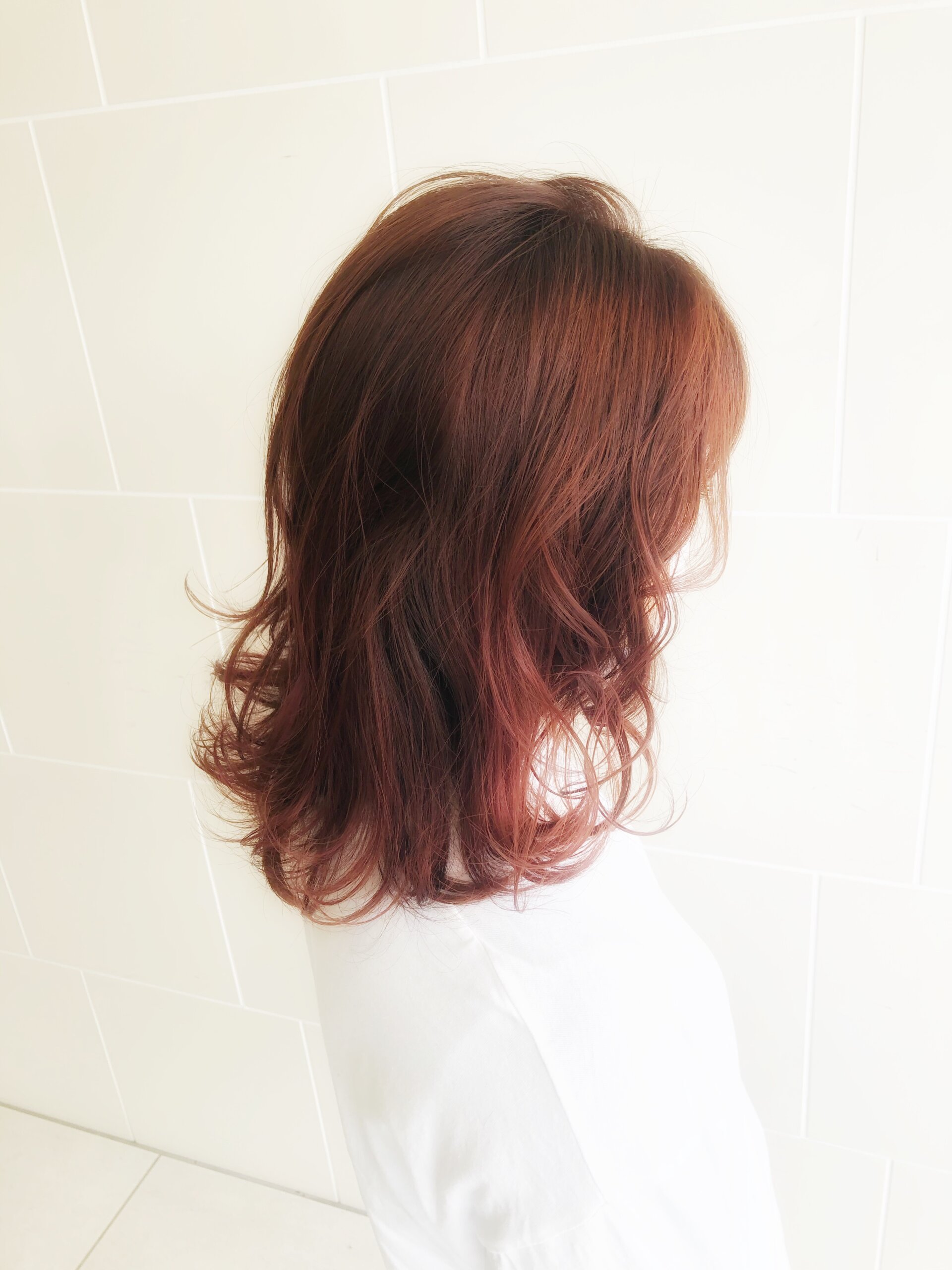ピンク色のヘアカラーの女性