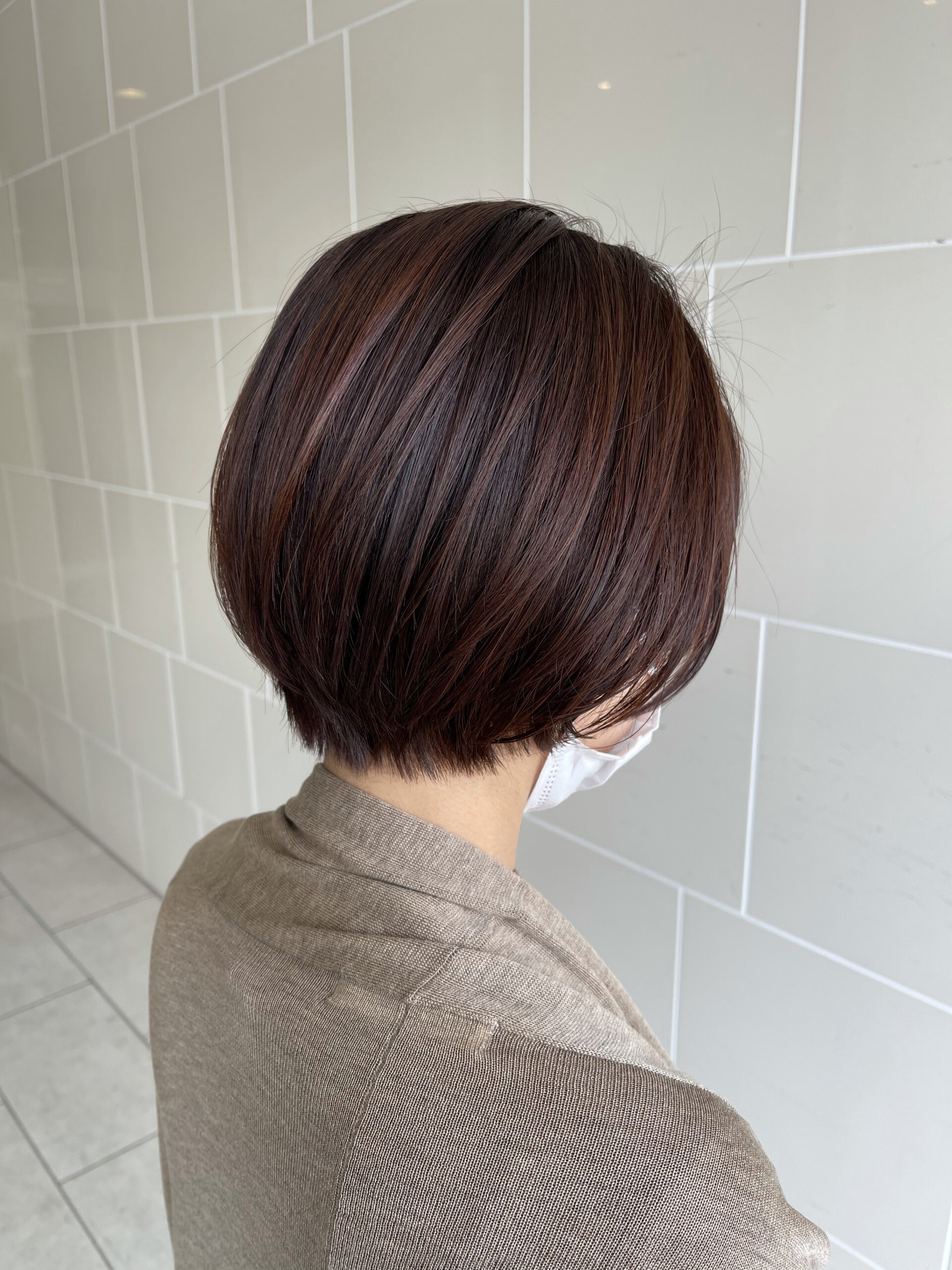 深みオレンジベージュのショートヘア