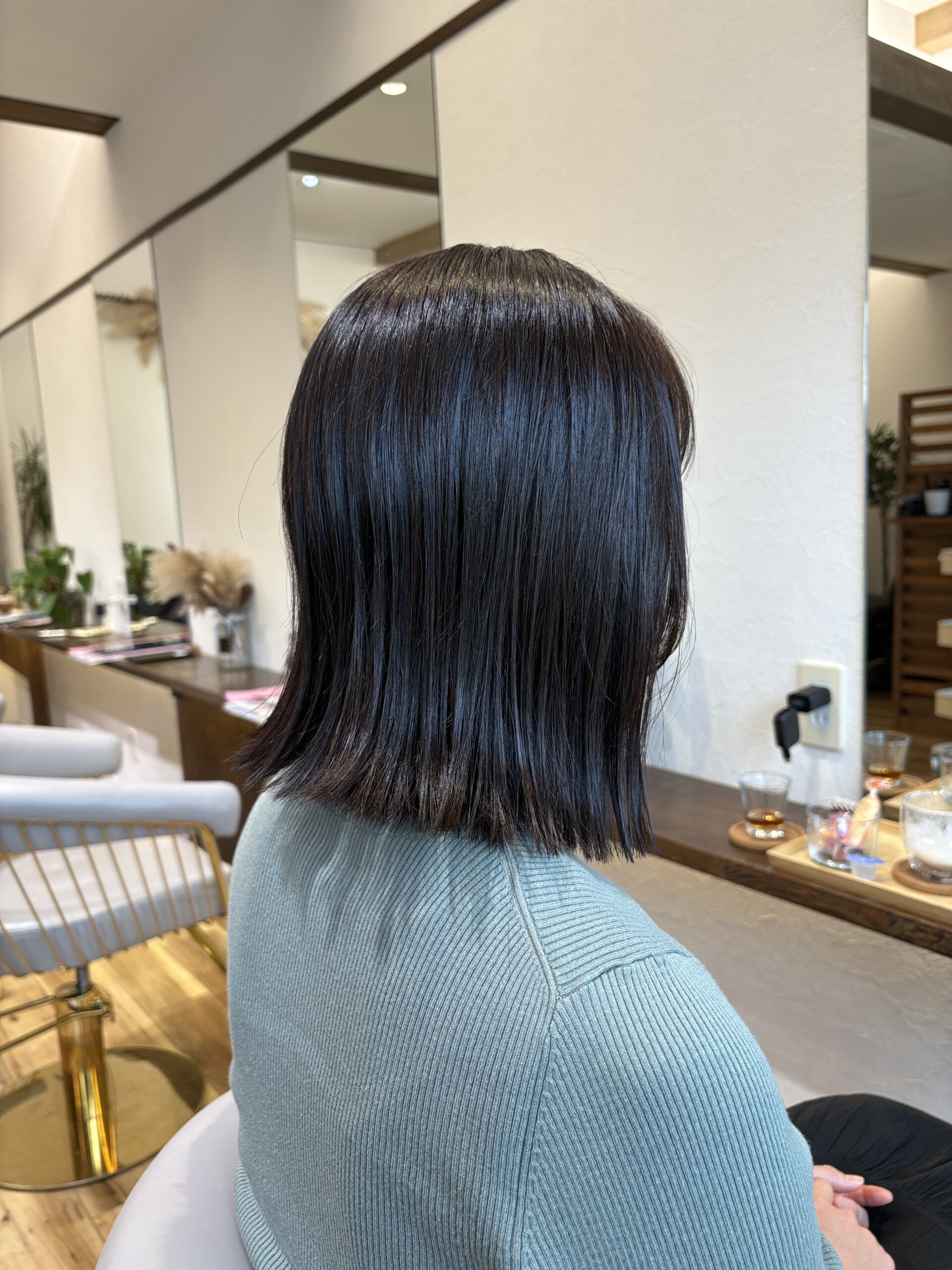 ダークカラー×ツヤボブ サイドビュー