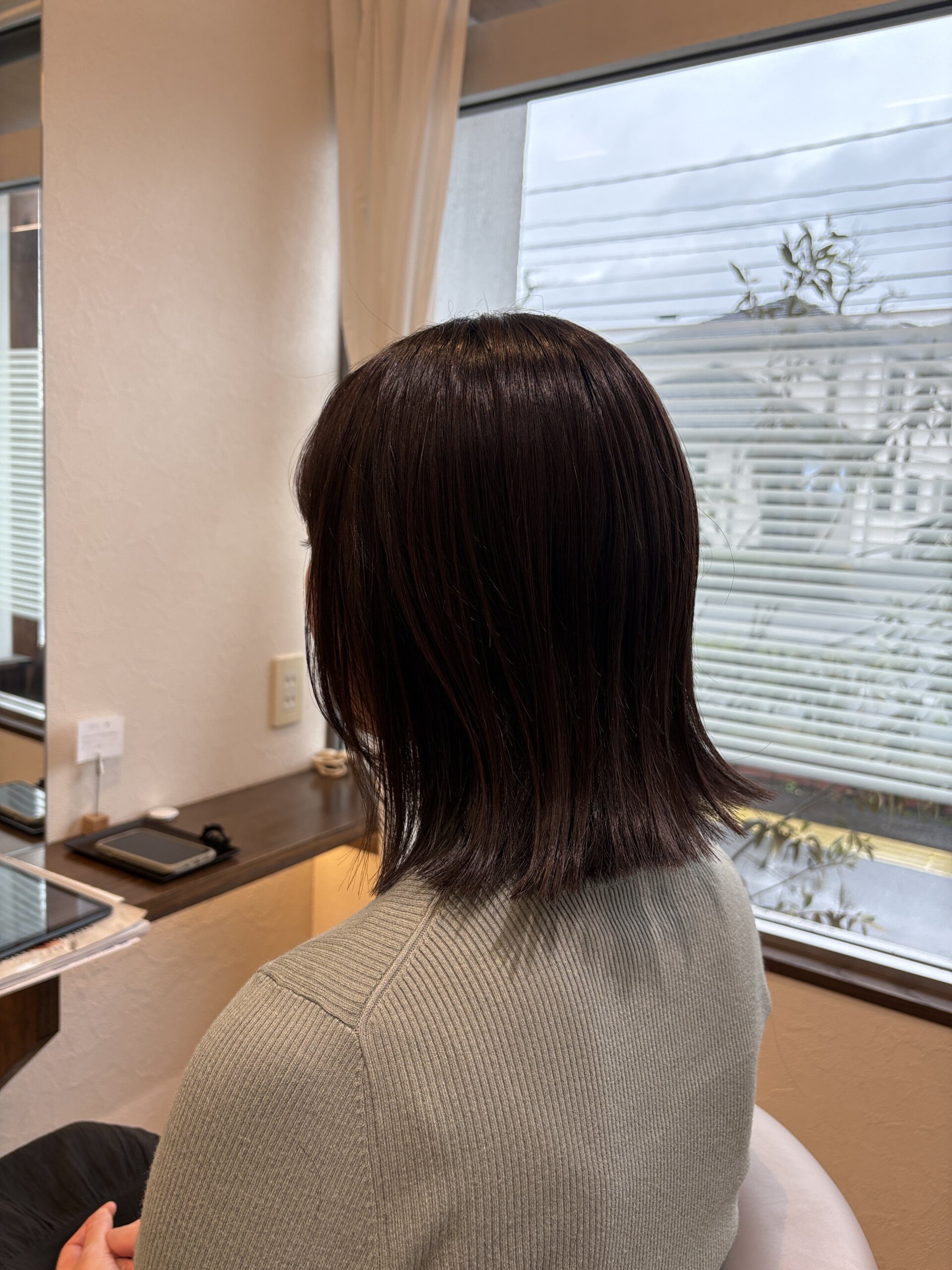 ダークカラー×ツヤボブ バックビュー