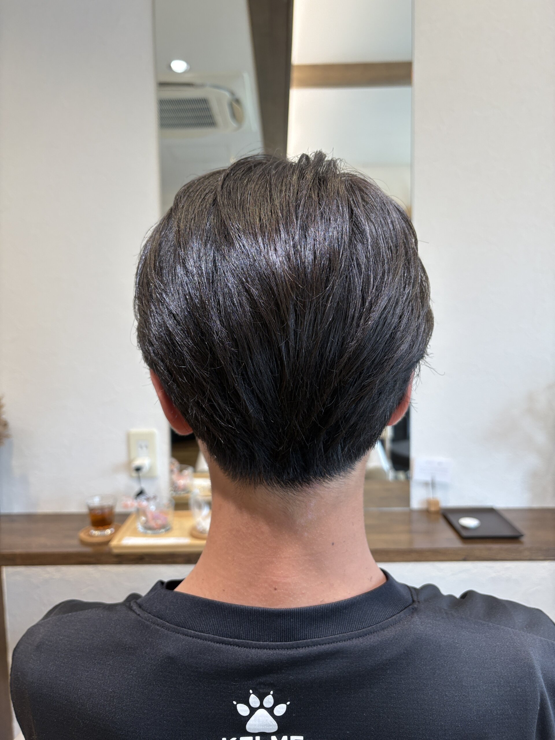 メンズ センターパート ツヤ感ダークカラー｜岡山美容室Umito