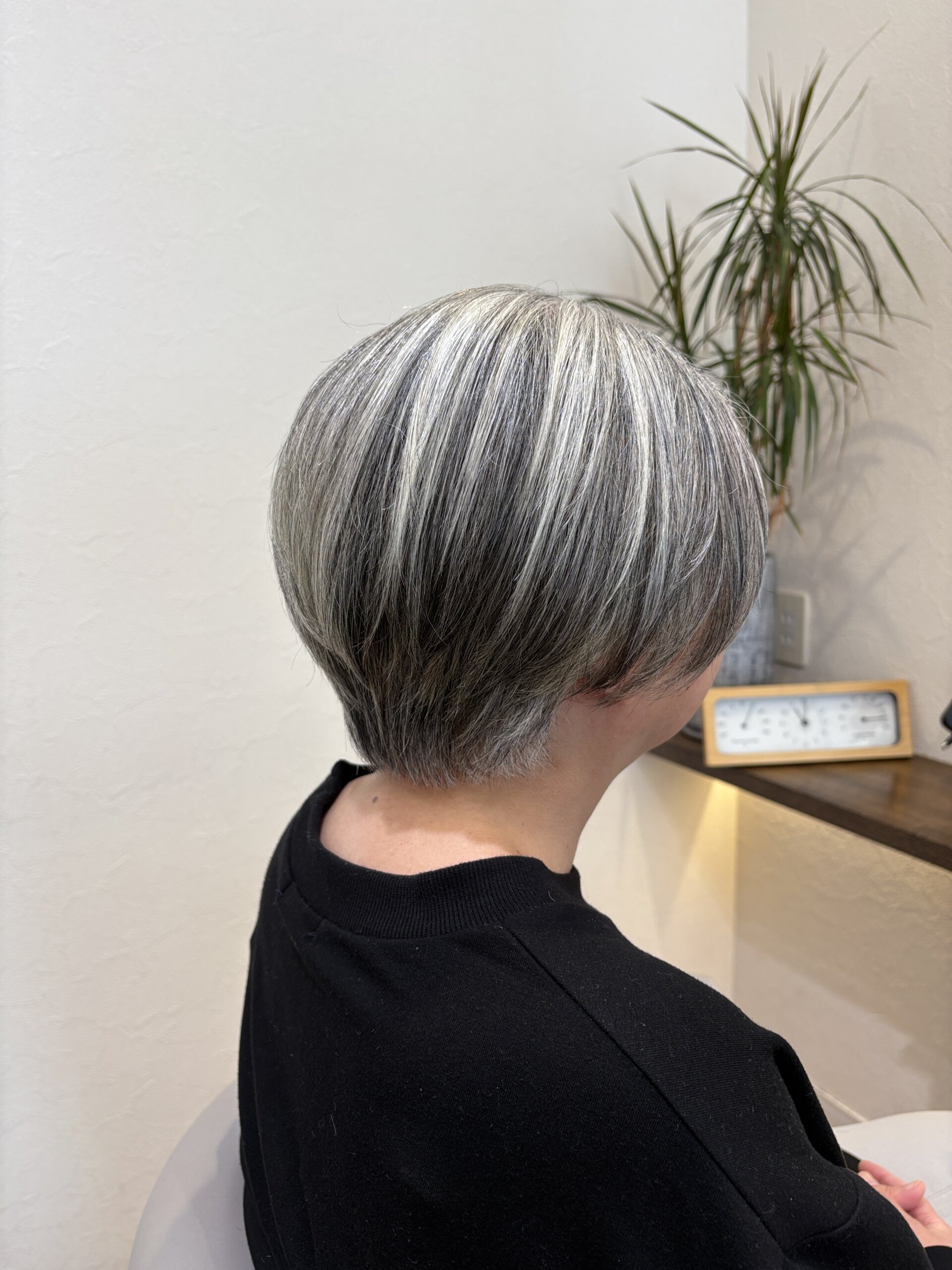 グレイヘア ショートボブ サイドスタイル