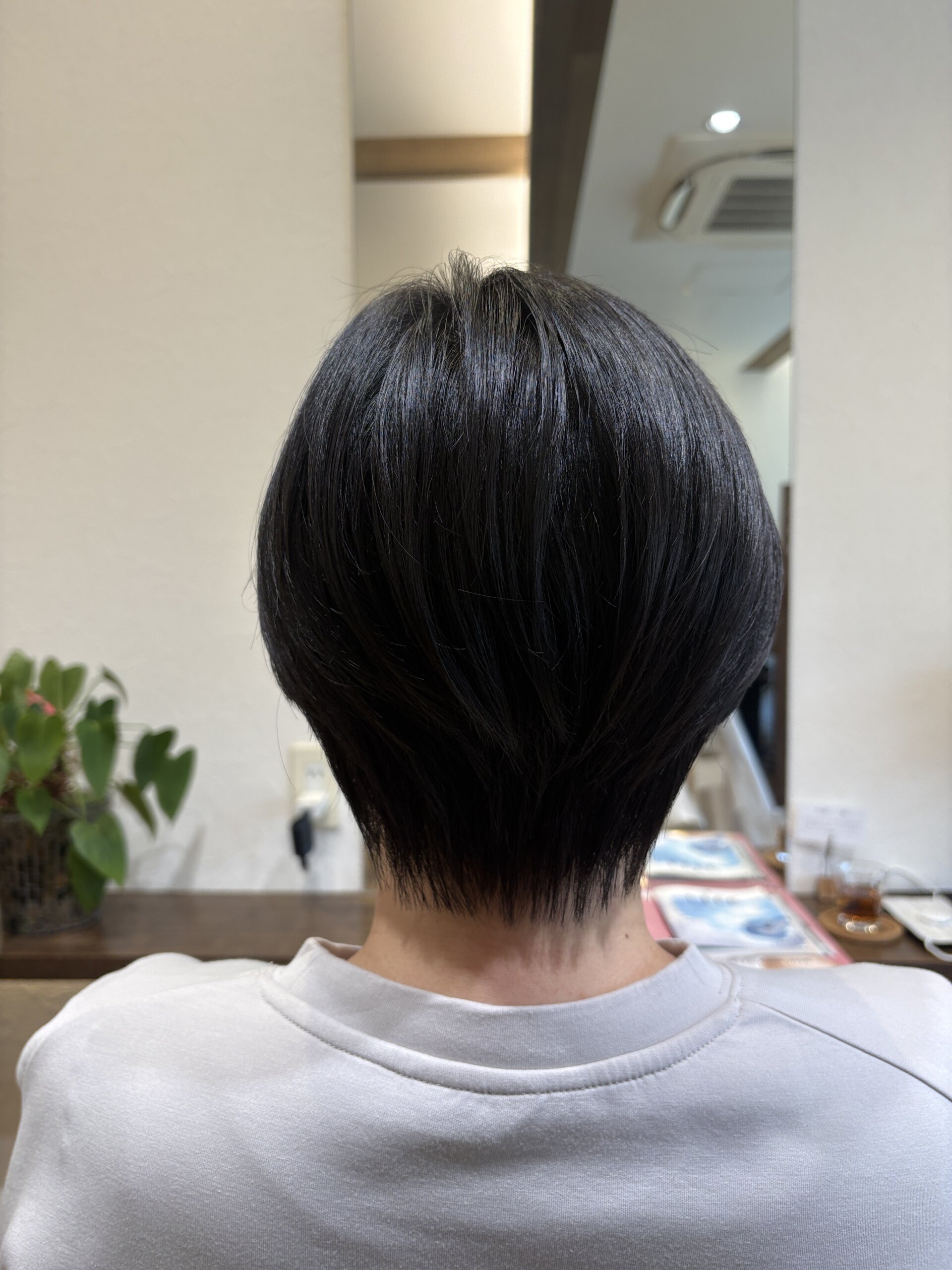 黒髪ショートボブ後ろ姿｜えり足の美しいラインと丸みシルエット