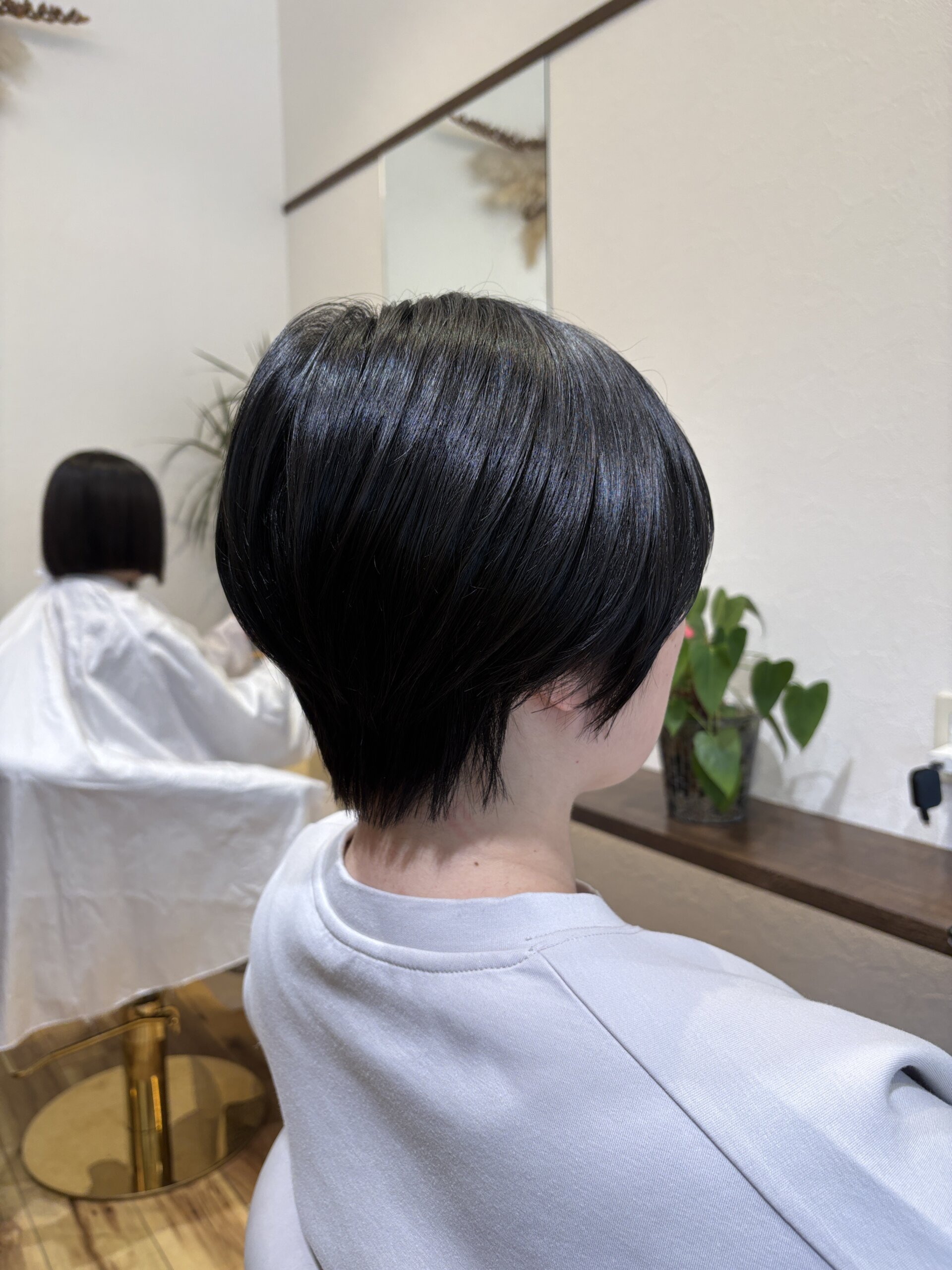 黒髪ショートボブ斜め後ろ｜丸みのある卵型シルエット