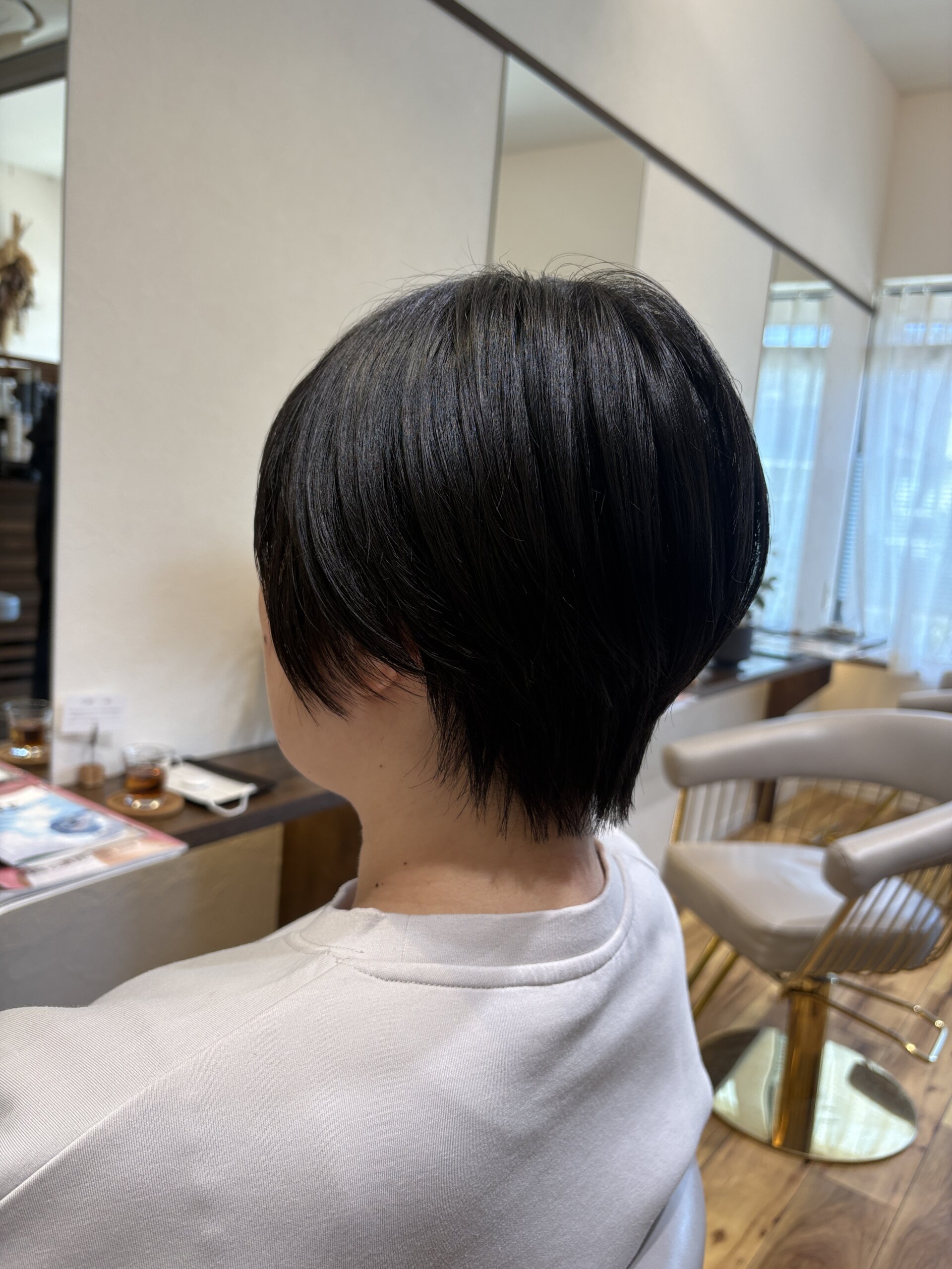 黒髪ショートボブ斜め後ろ｜首元すっきりの美シルエット