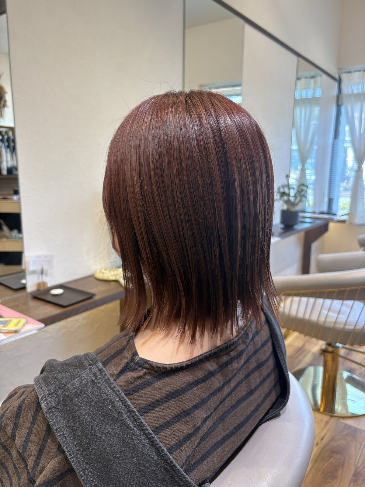 Umito 深みレッド 切りっぱなしロブ 明るい光のカット