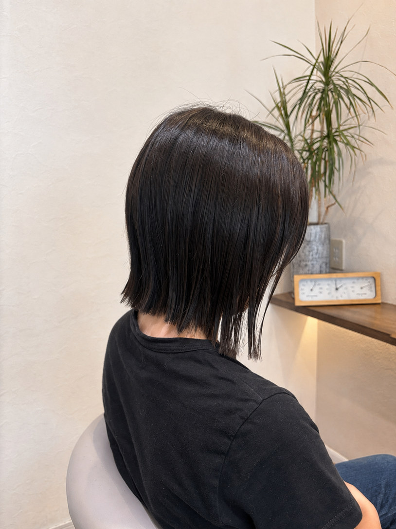 岡山の美容室Umitoの暗髪×外ハネ切りっぱなしボブ（斜めから）