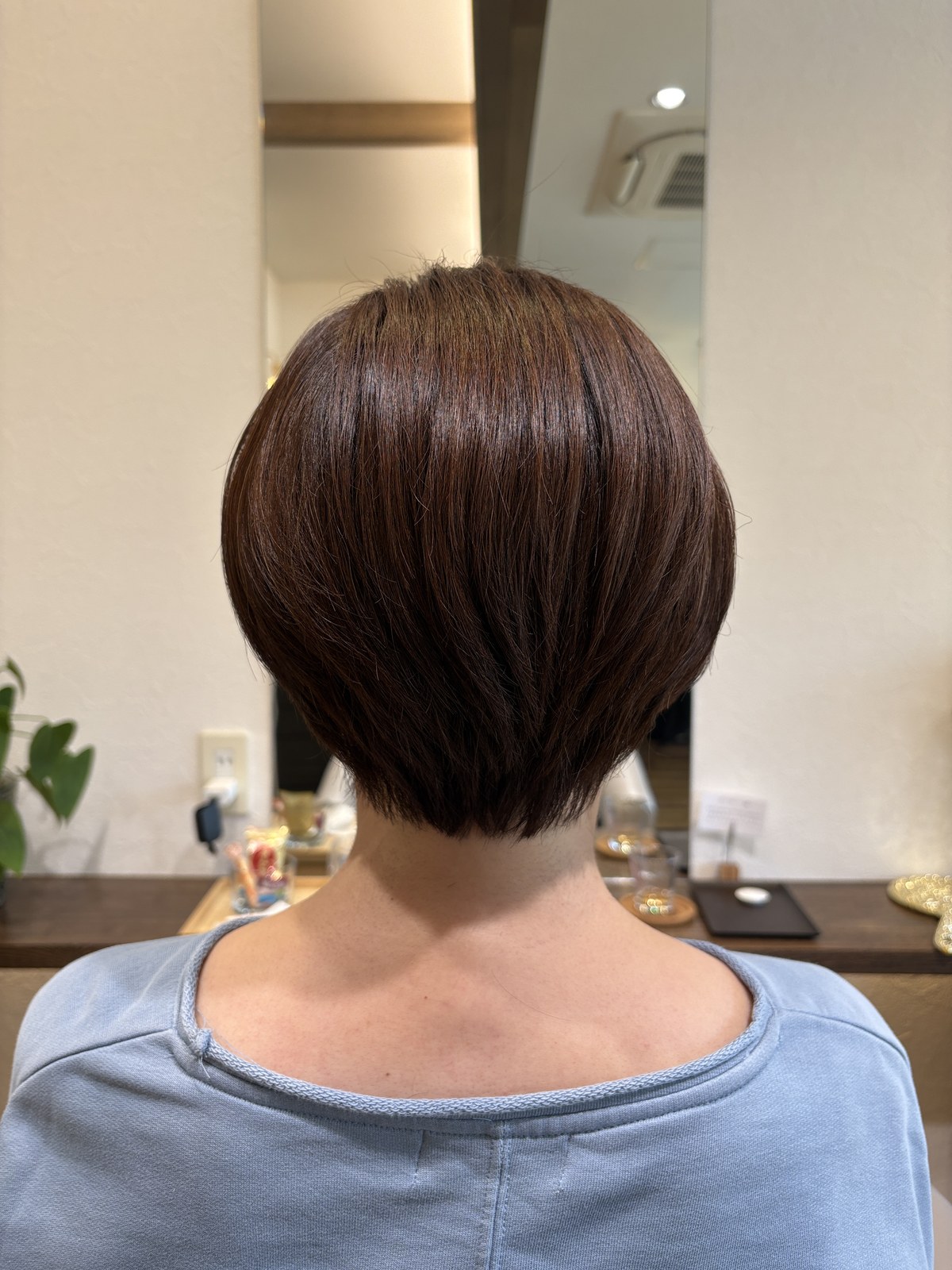 後ろ姿がきれいに見える大人の丸みショート