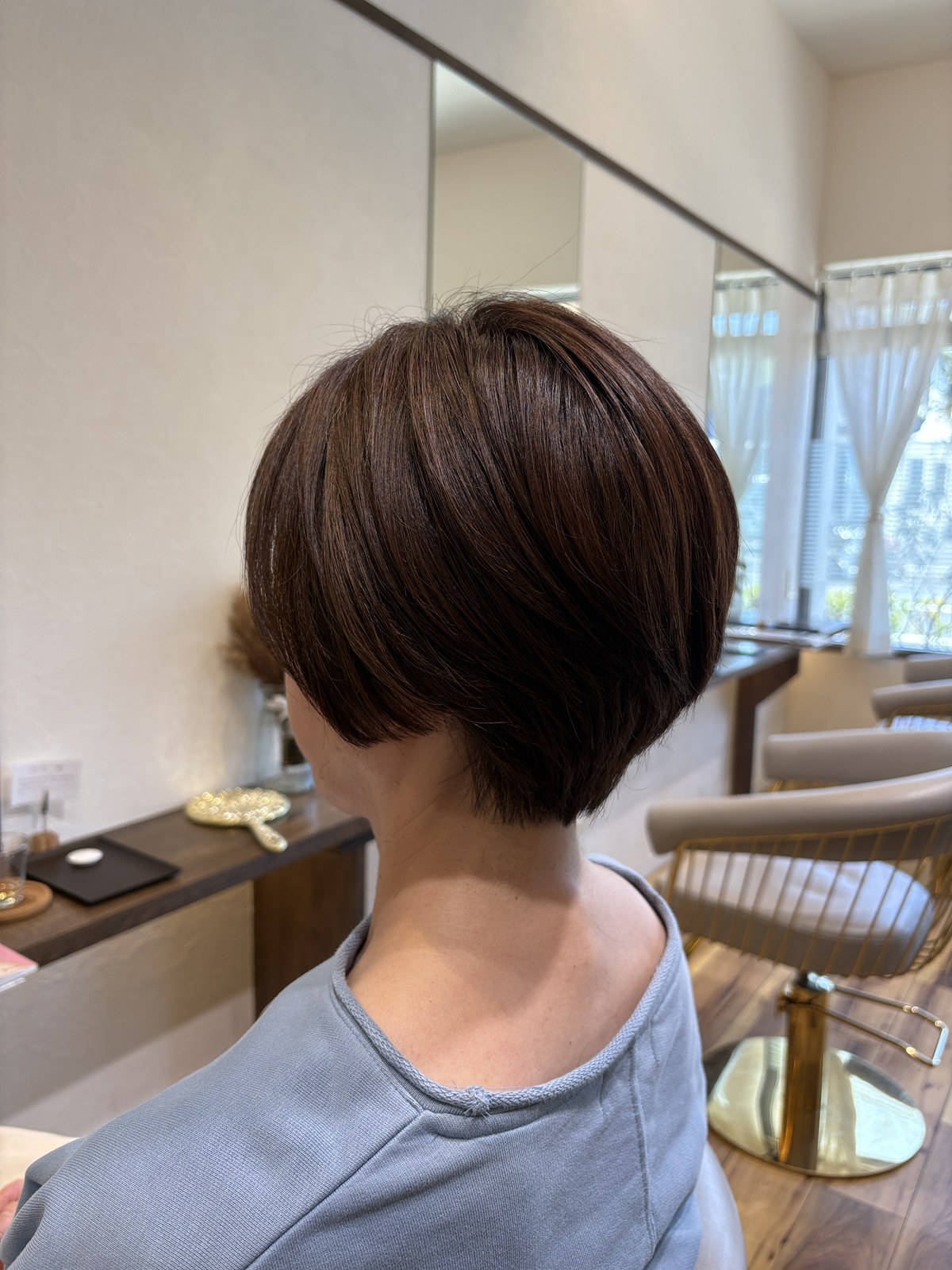 後頭部に自然な丸みを出したショートヘア