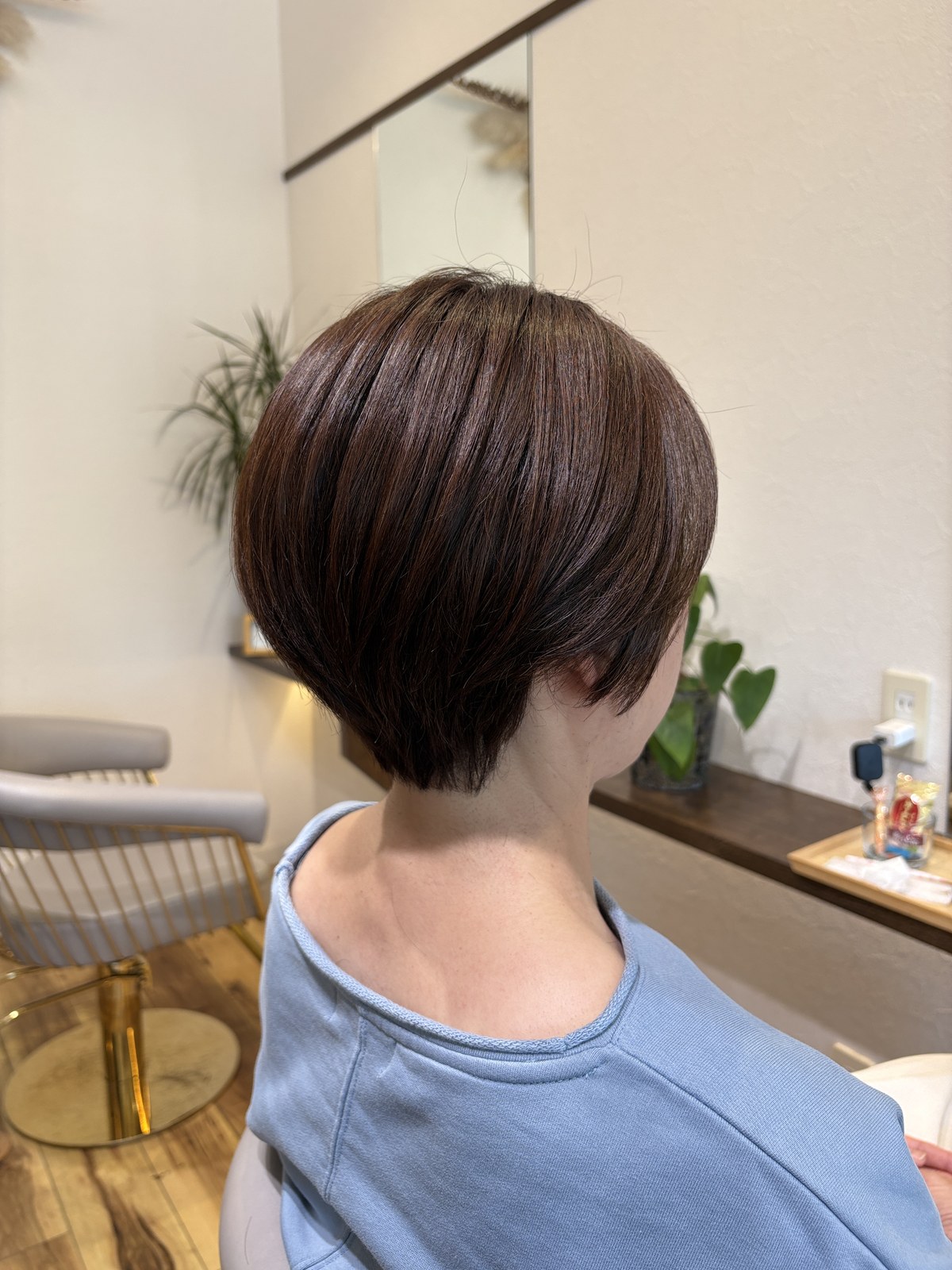 襟足をすっきり見せた丸みショートの横シルエット