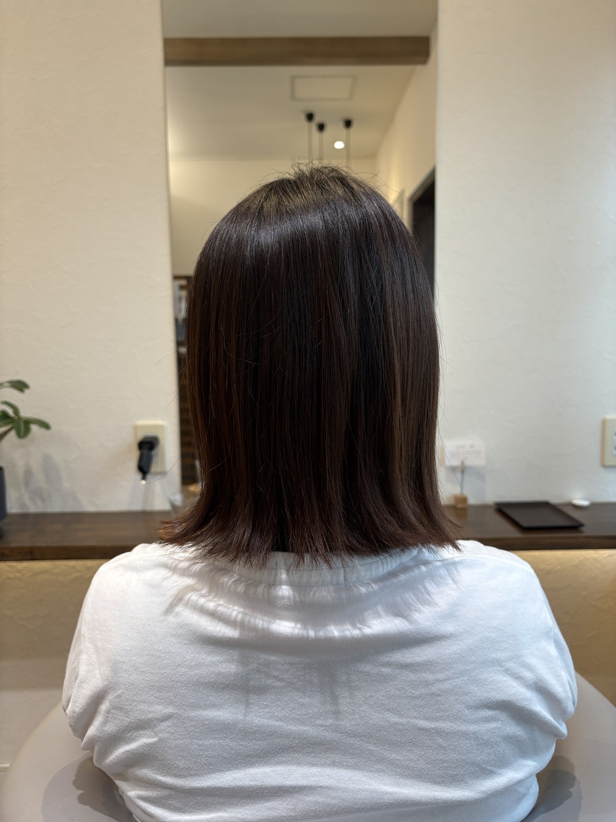 自然な外ハネボブの後ろ姿スタイル