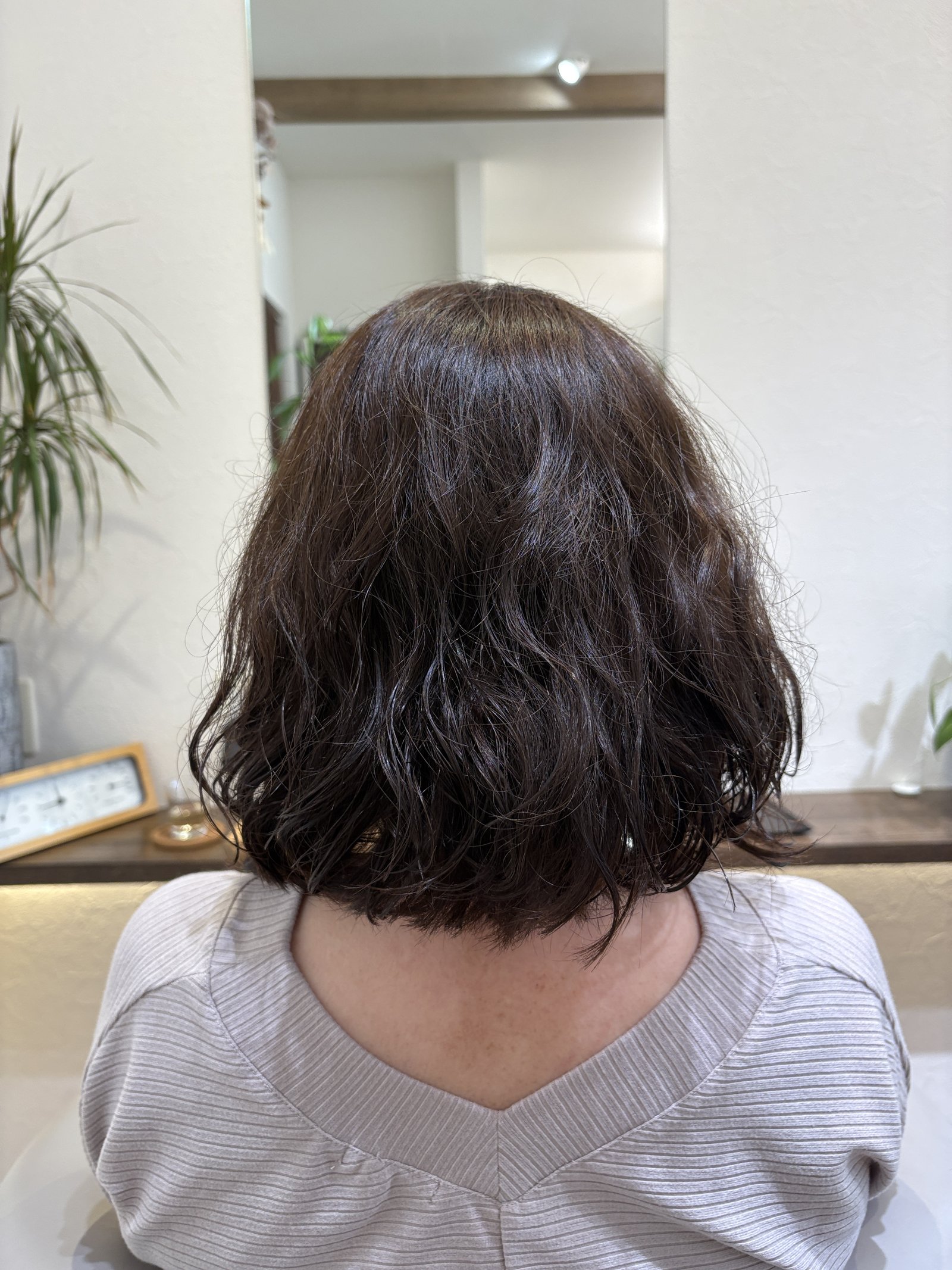 後ろから見ると、トップから毛先へ自然につながるひし形シルエット