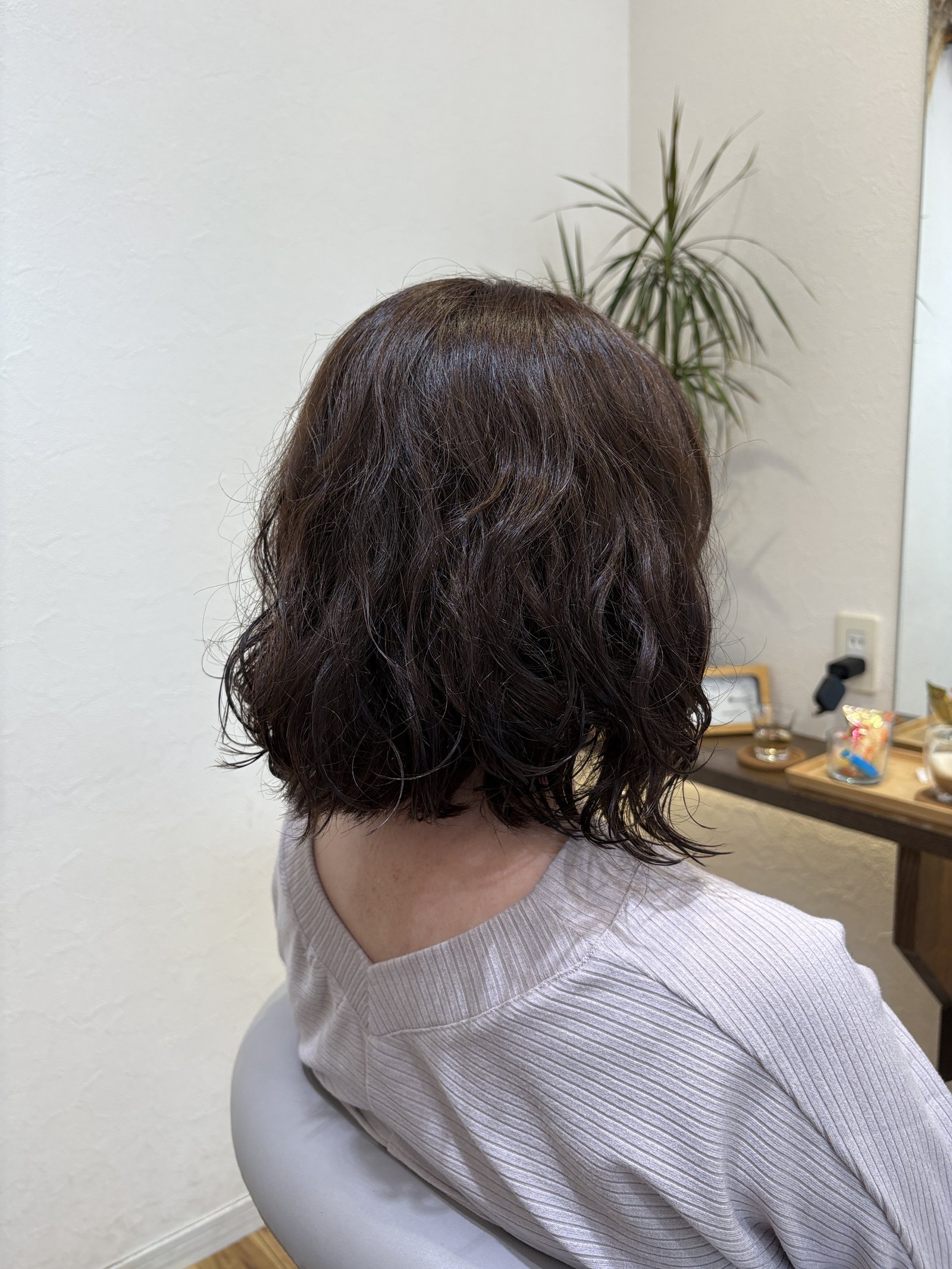 やわらかなカールが重なるニュアンスボブ。強すぎないゆるふわ感がポイントです