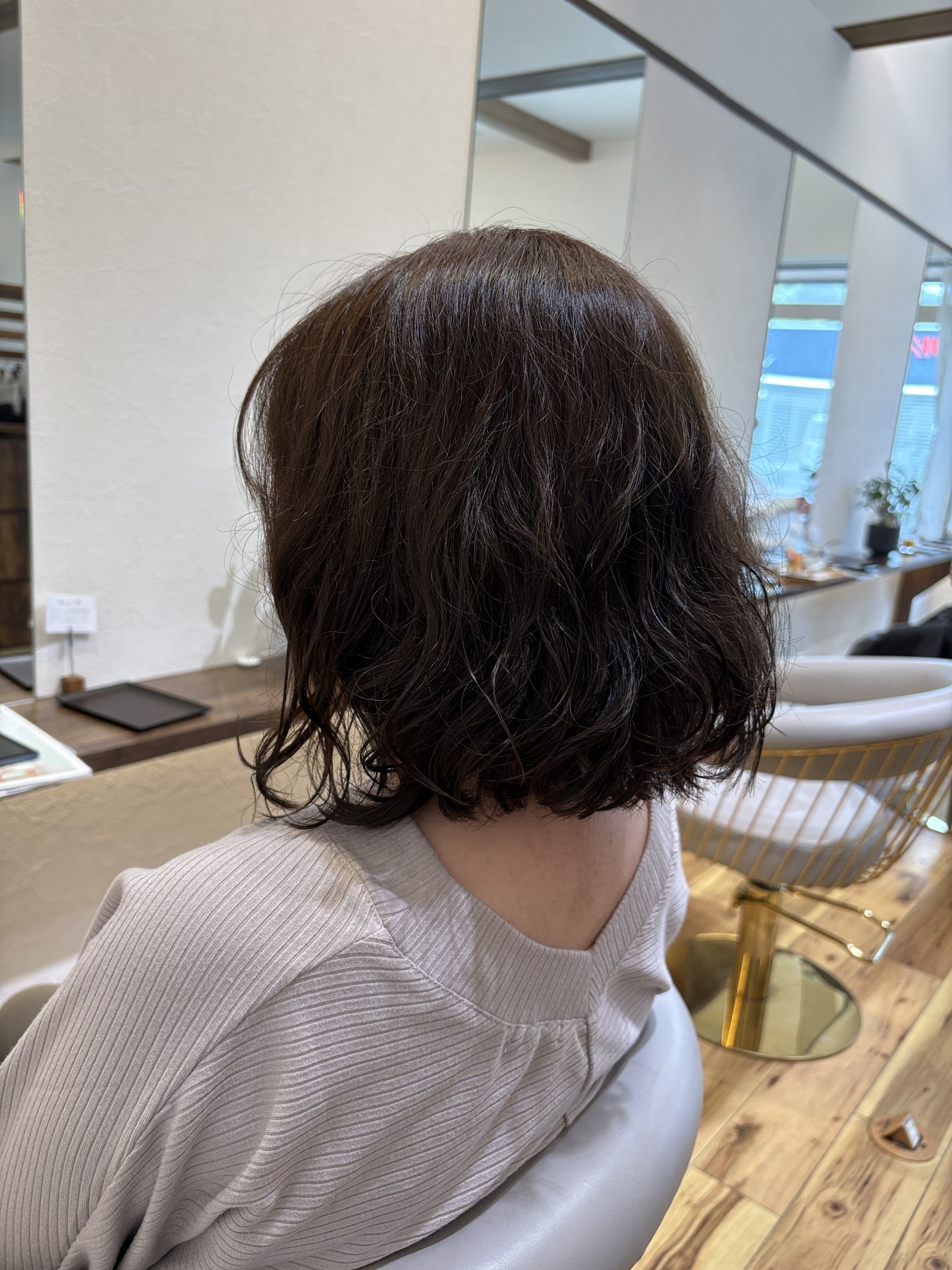 サロンでのスタイリングは揉み込むだけ。ご自宅でも同じ手順で再現できます
