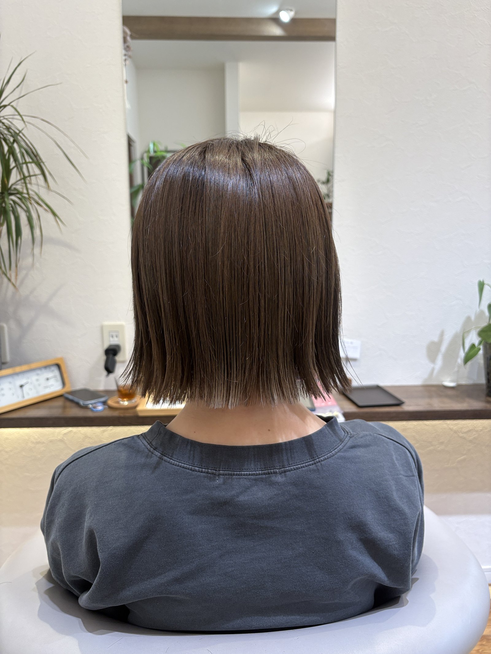 後ろから見ても、首に沿ってすっきり収まるシルエット