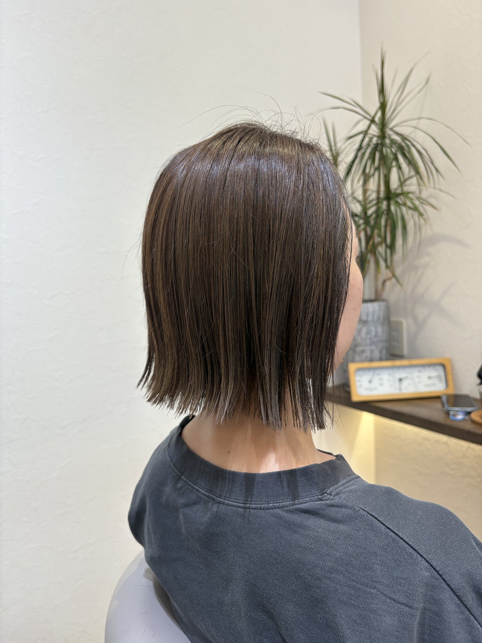 あご下ラインでスパッと切った切りっぱなしボブ。横から見るとラインのきれいさが際立ちます