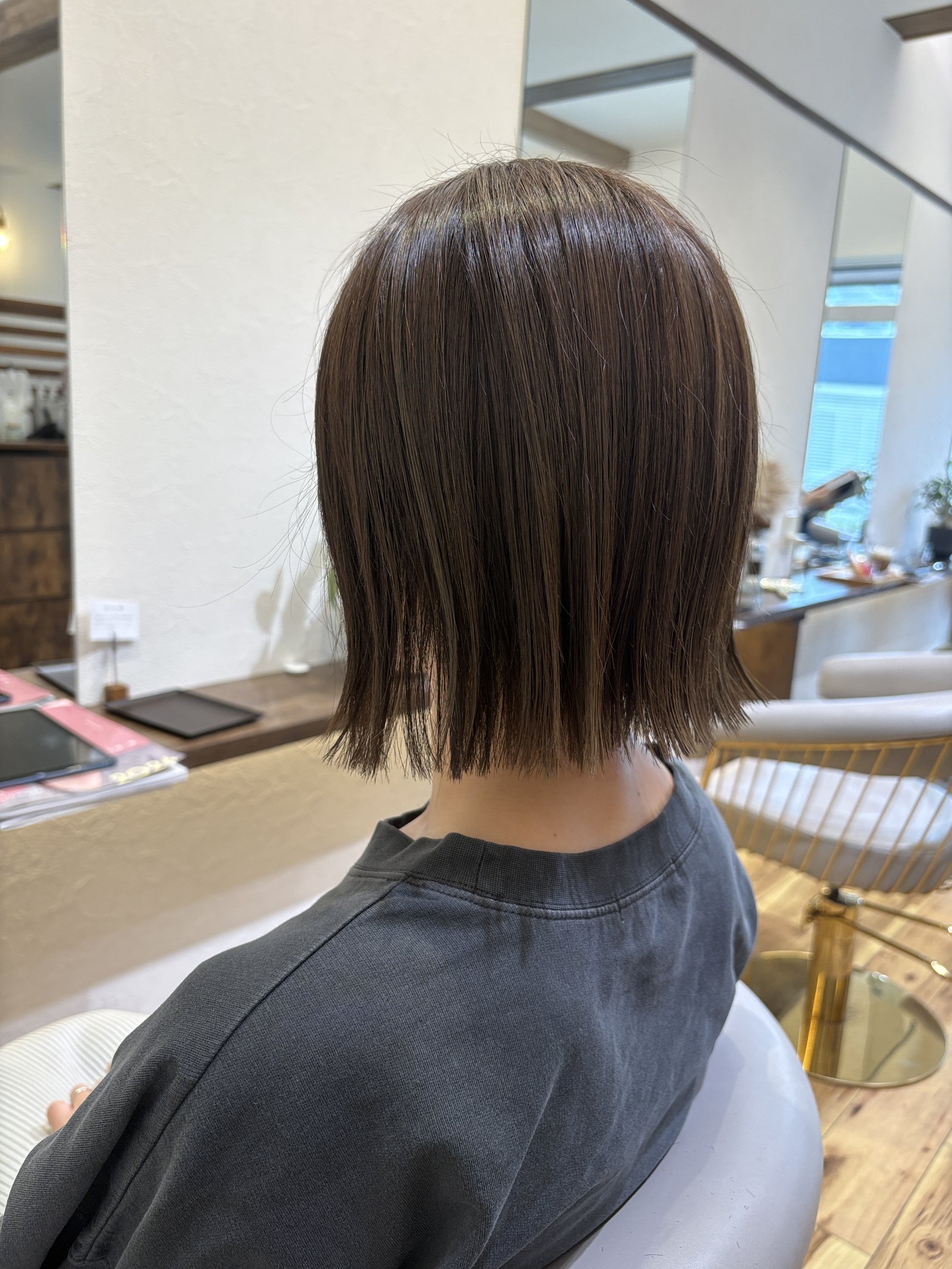 細かなハイライトをなじませたオリーブベージュ。光に当たると透けるような柔らかさが出ます