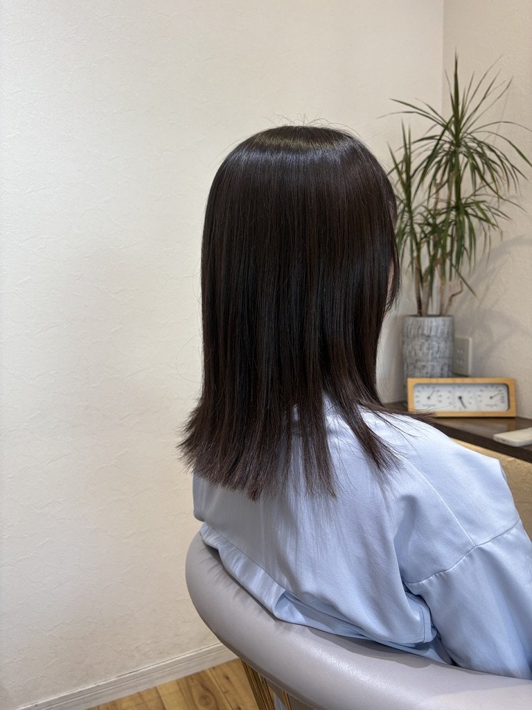 毛先に軽やかな動きをつけた切りっぱなしロブ
