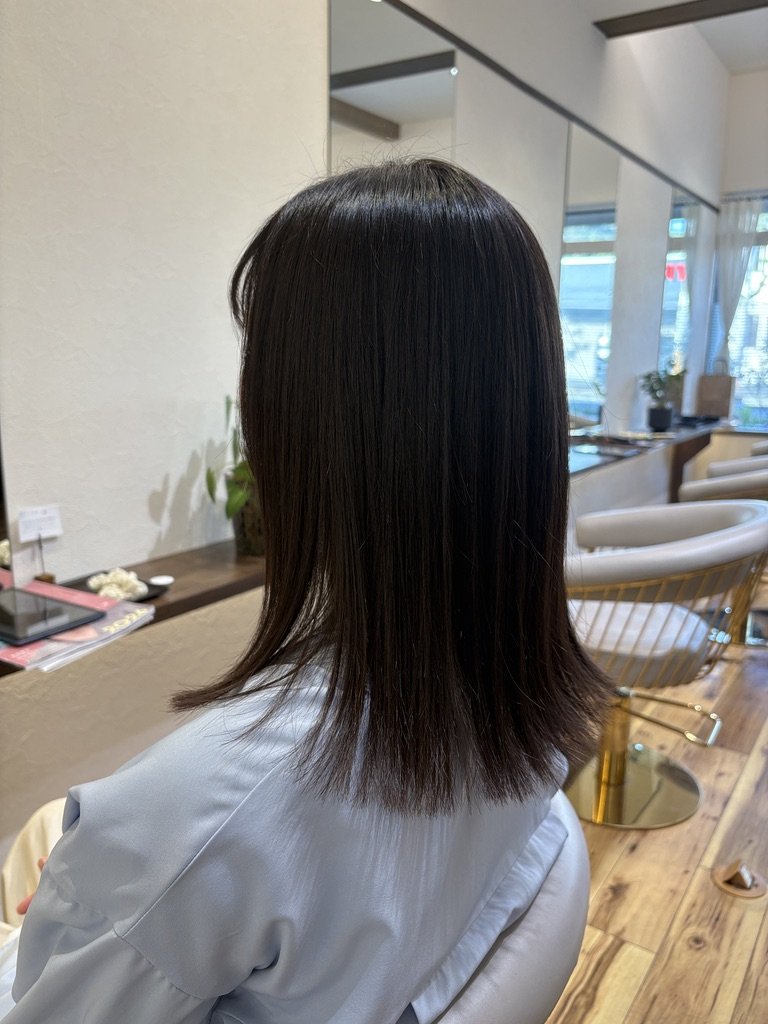 暗髪でも重く見えにくい外ハネミディアム