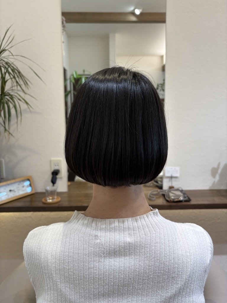 後ろ姿もきれいに見えるコンパクトな丸みボブ