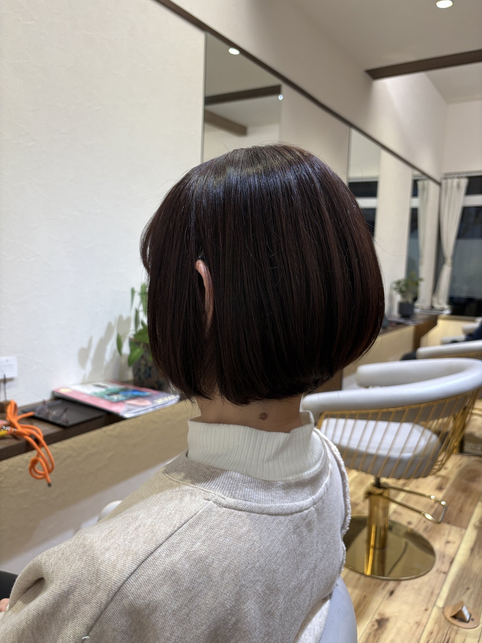 斜め後ろから。首元がすっきり見える丸みシルエット