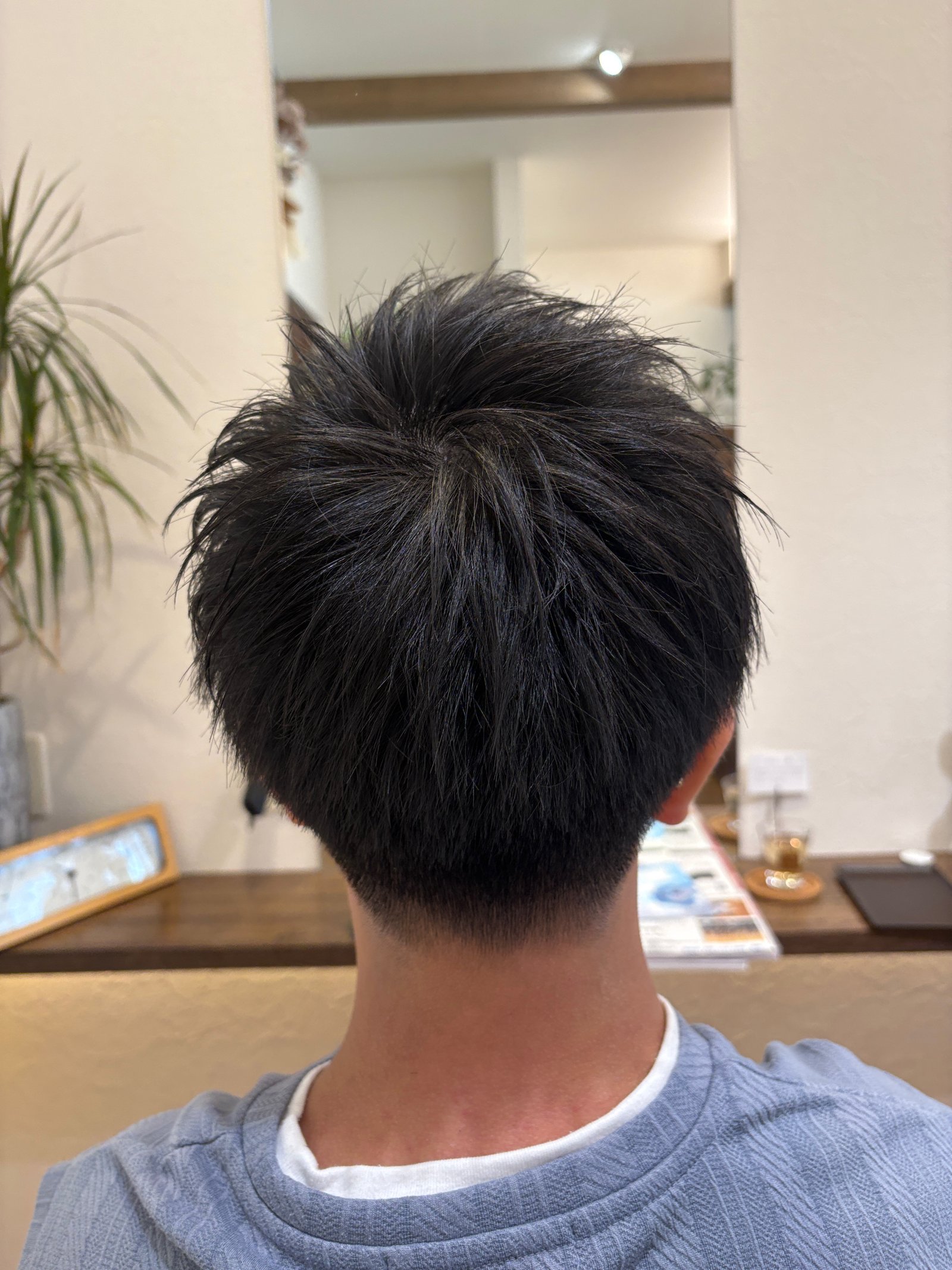 バックスタイル。ひし形シルエットで後ろ姿もすっきり