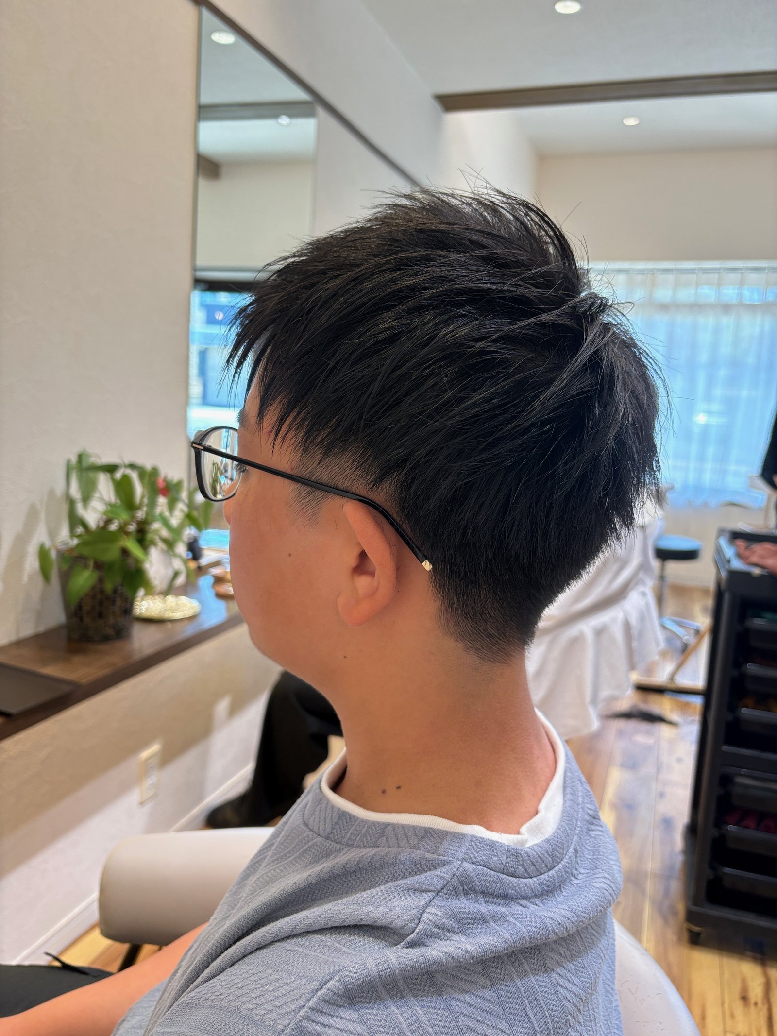 サイドから見た束感ショート。えり足まで自然につながるシルエット