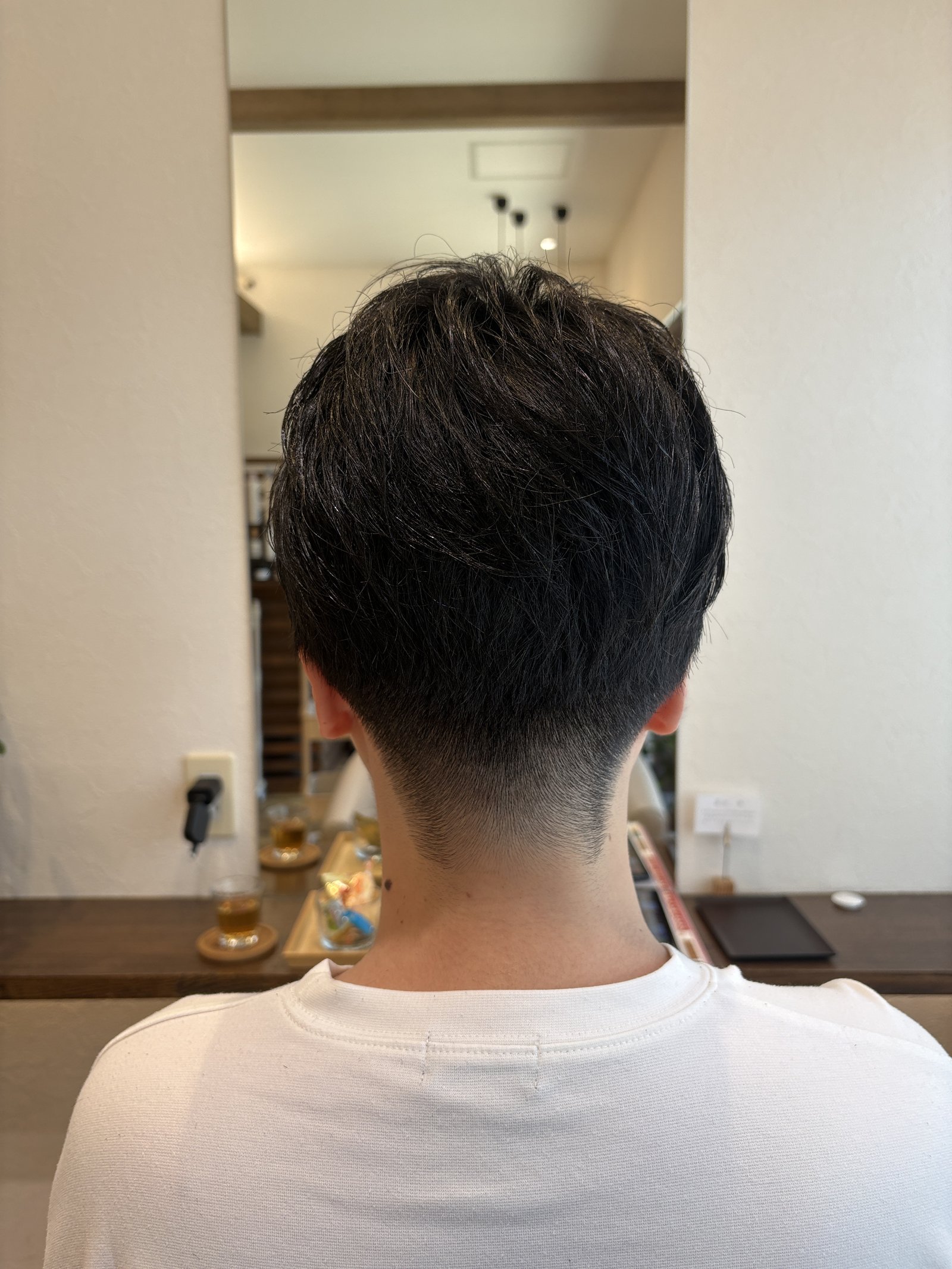 後頭部の丸みとフェードのグラデーションが美しい後ろ姿