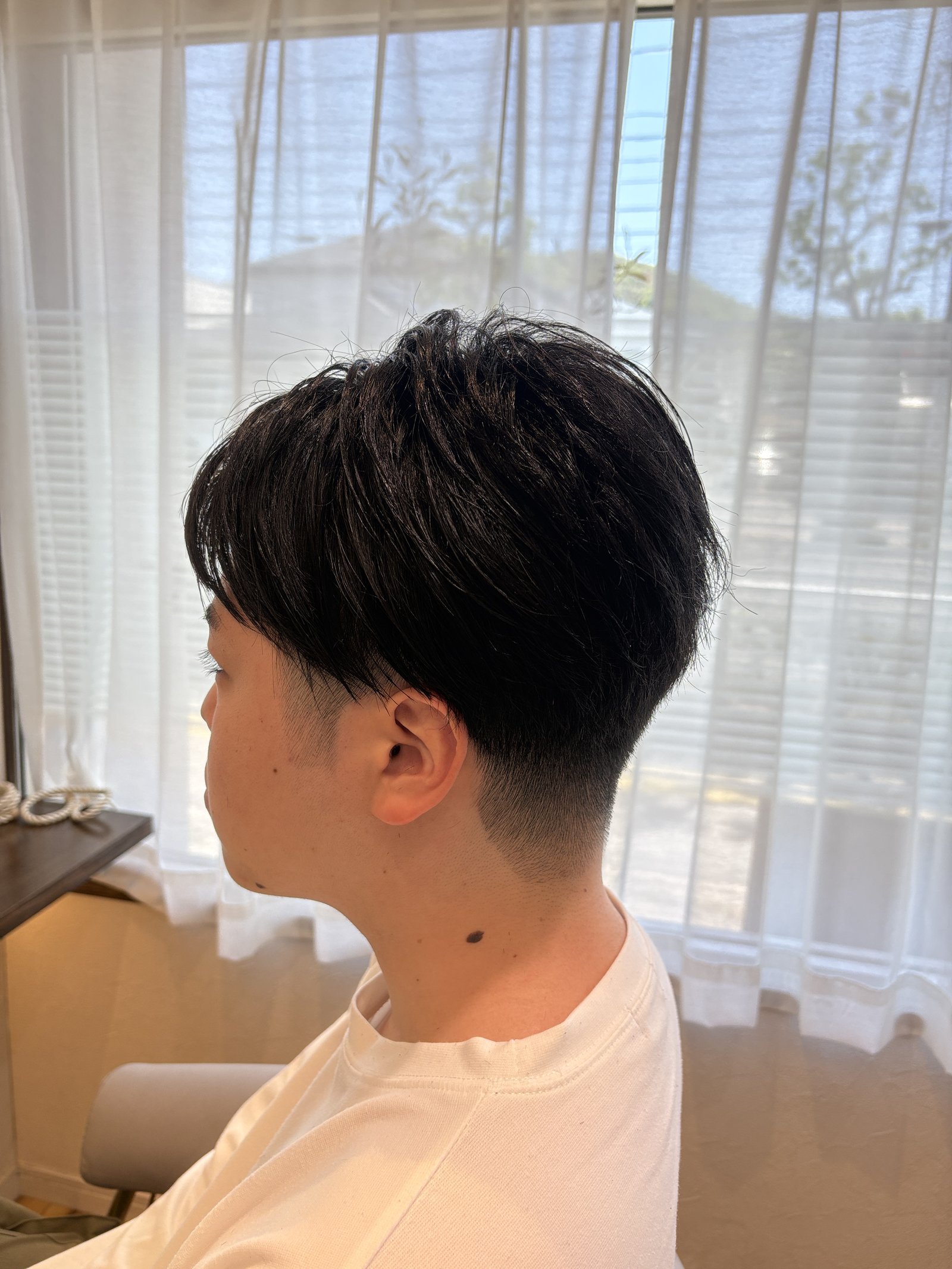 黒髪ナチュラルの束感ショート|トップの毛流れが上品なサイドスタイル
