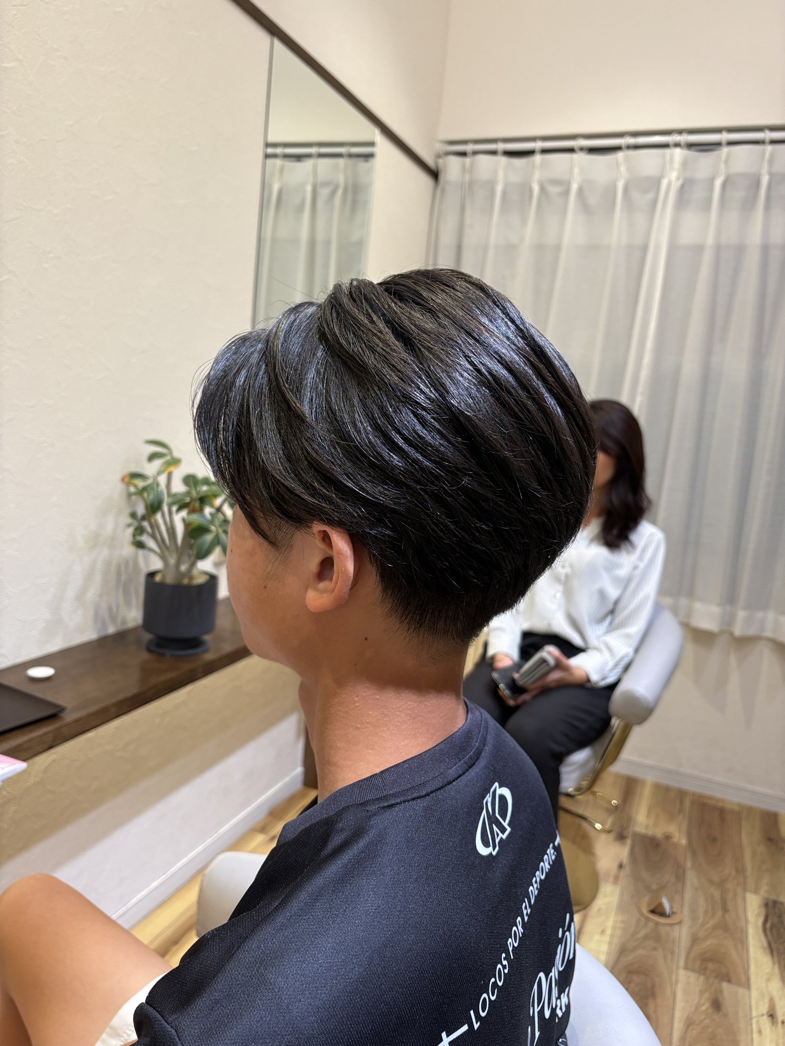 前髪から自然につながる毛流れ|束感を仕込んだ柔らかなサイドスタイル