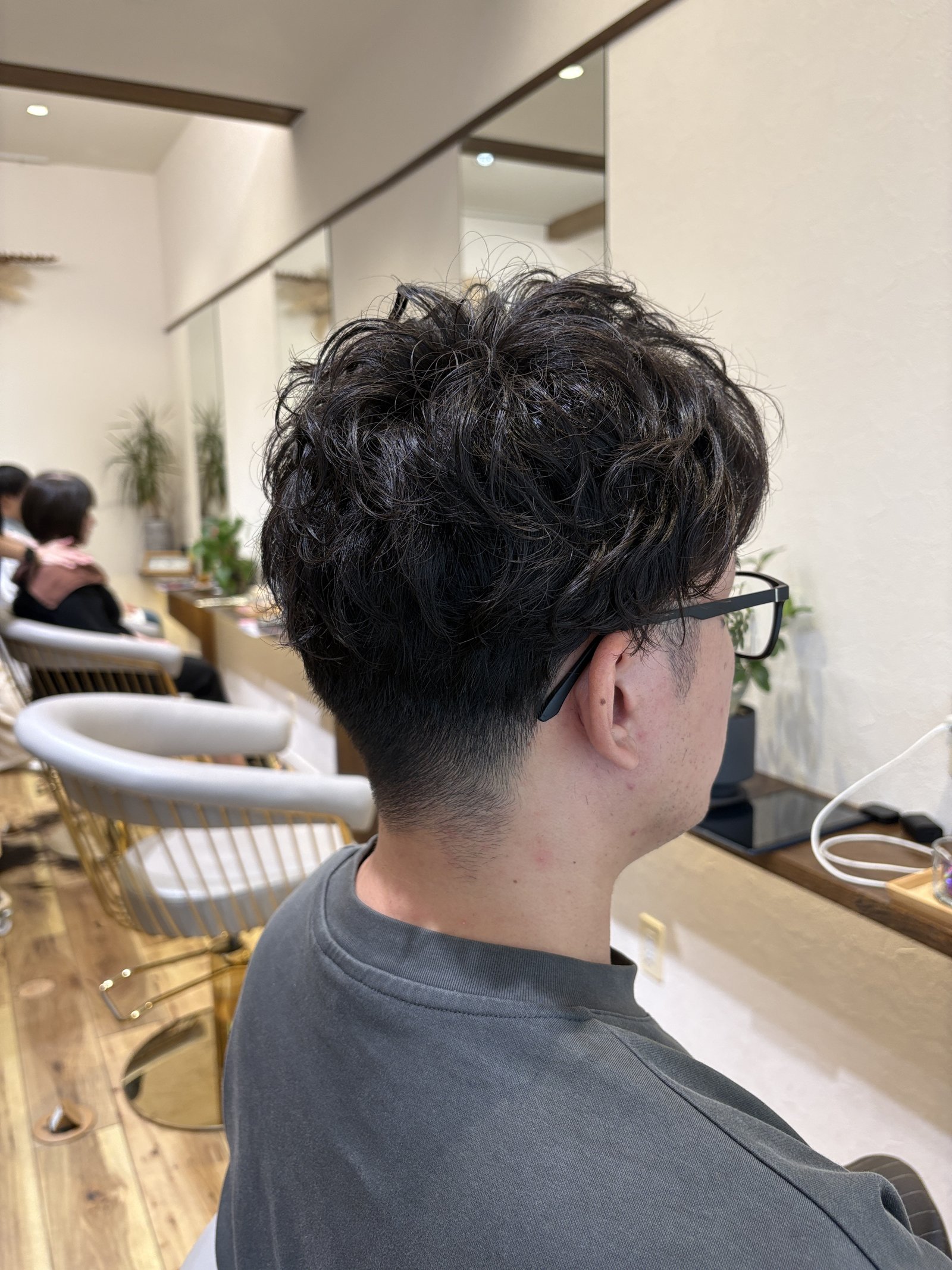 ふんわり立ち上がるトップ｜メガネとも好相性な束感のあるサイドスタイル