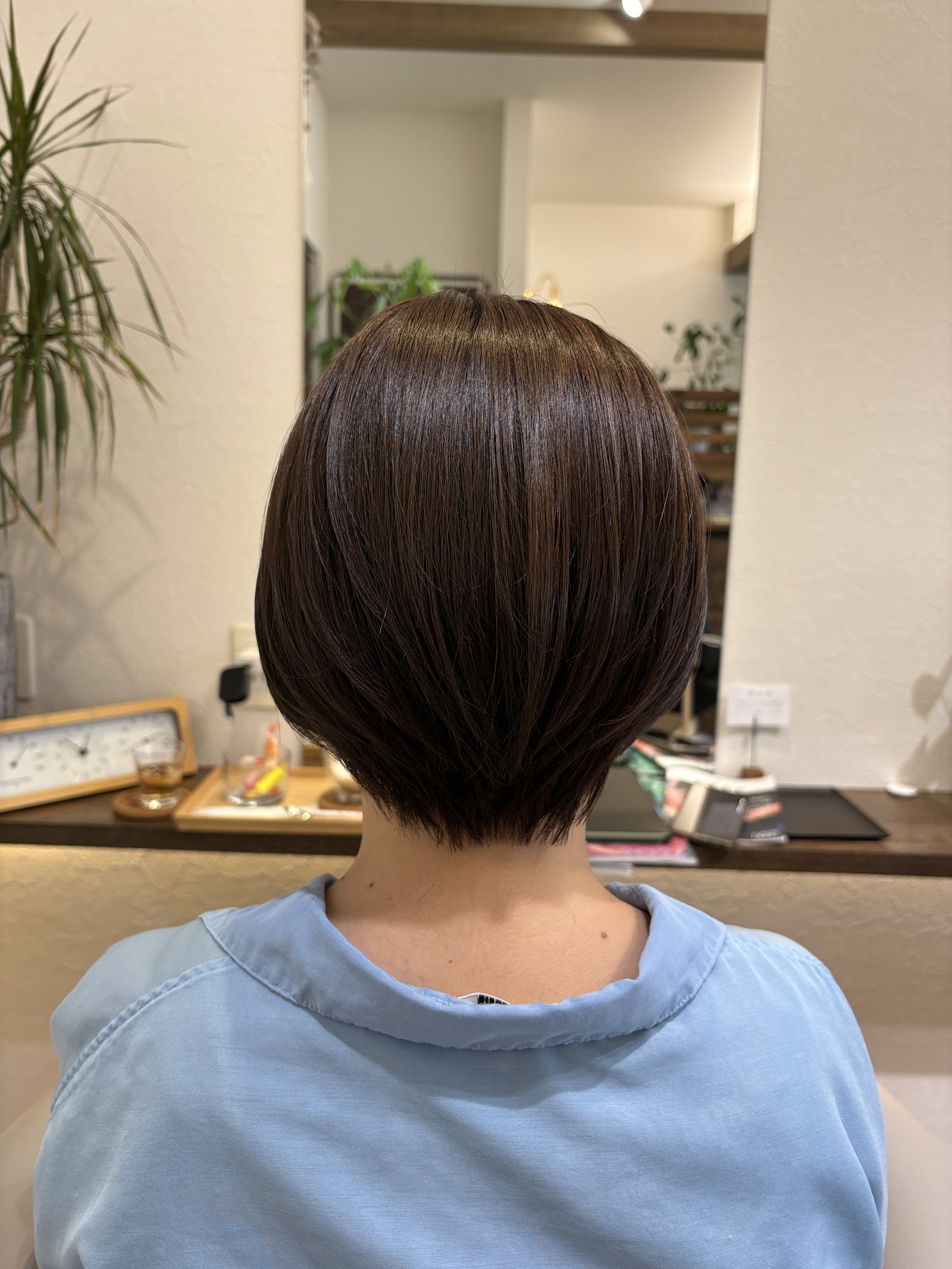 襟足は首に沿ってコンパクトに|後頭部の丸みが美しいバックスタイル