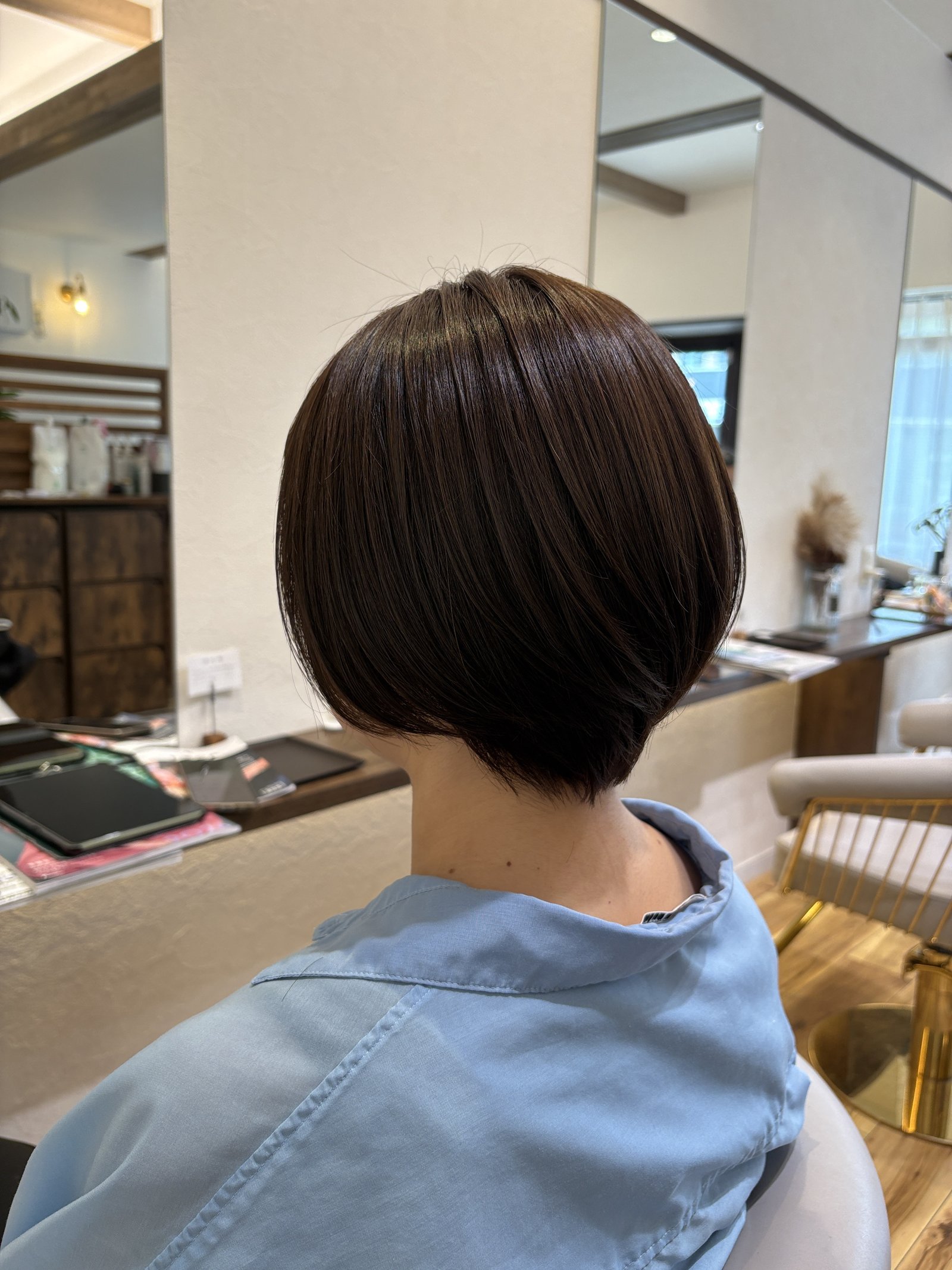 ツヤめくショコラブラウン|後頭部ふんわり、襟足すっきりの丸みショートボブを斜め横から