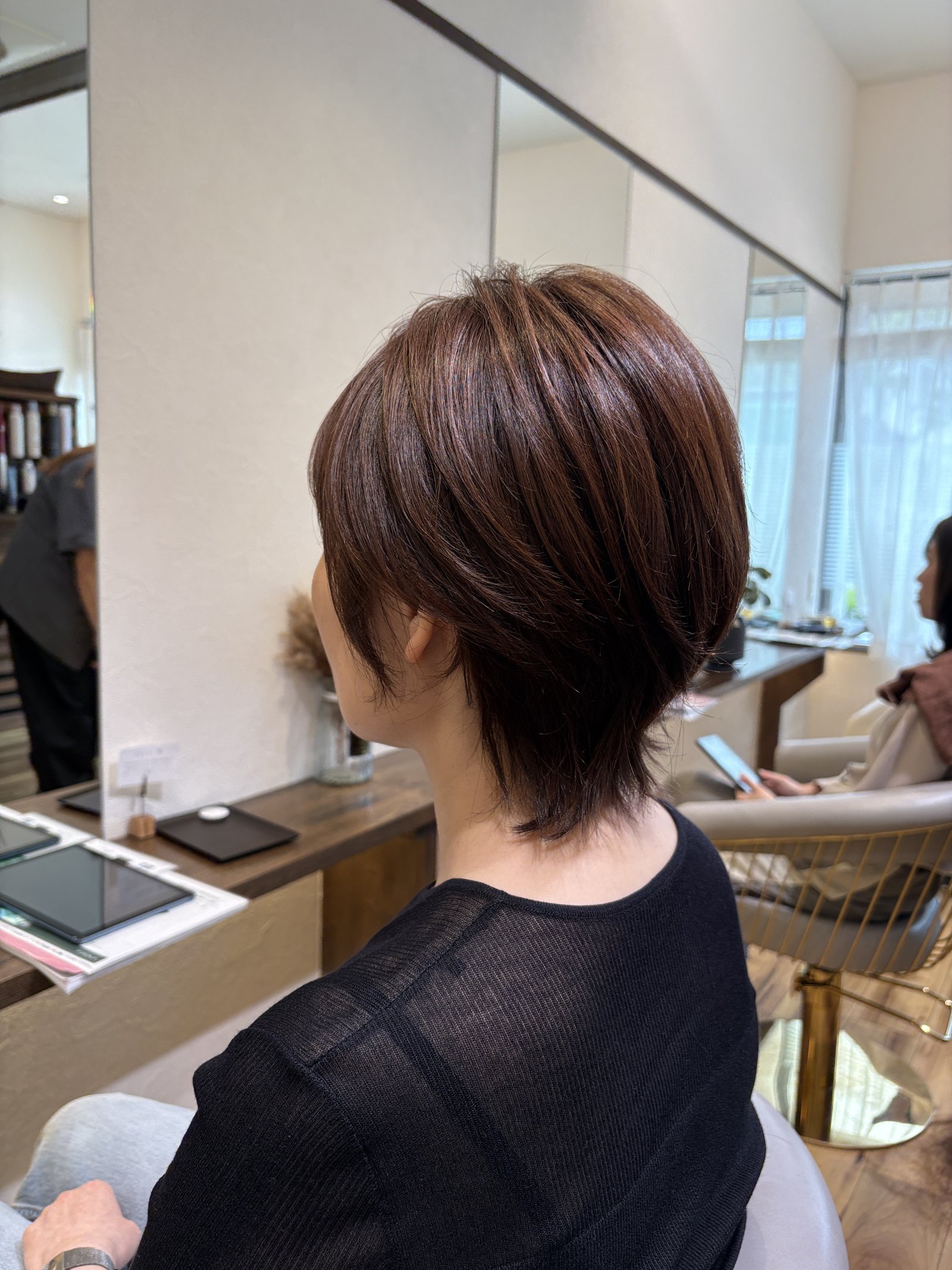 後頭部はふんわり、襟足はキュッとくびれるメリハリシルエット