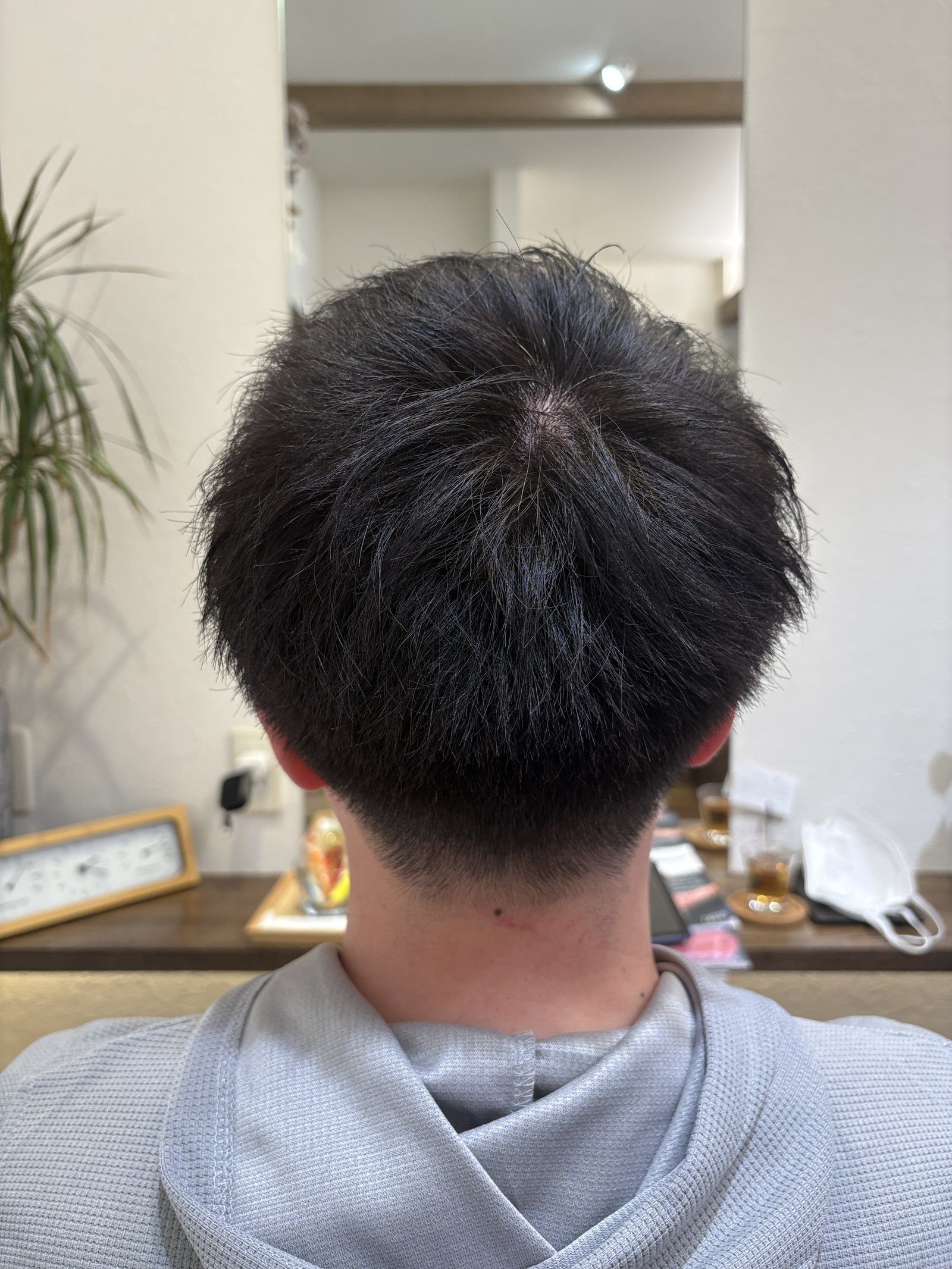 後頭部は自然な丸み、襟足はすっきり｜清潔感のある刈り上げシルエット