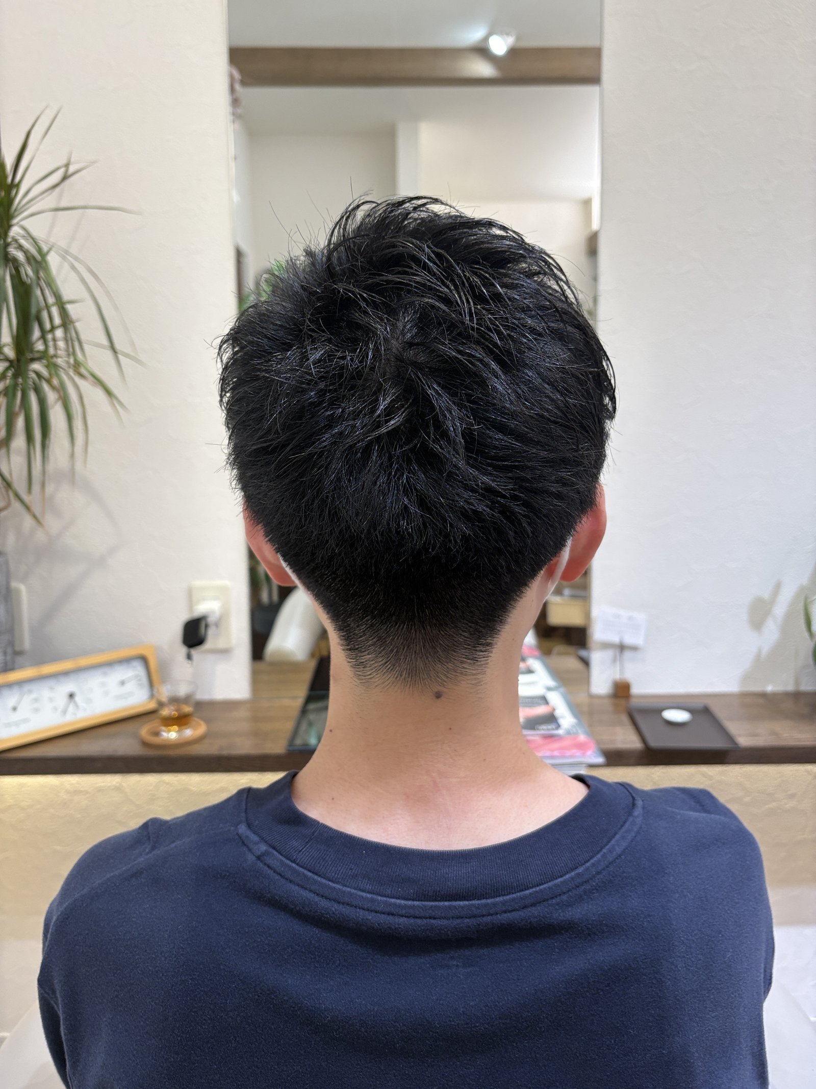 後頭部の丸みから襟足へ自然につながる｜清潔感のある黒髪刈り上げショート