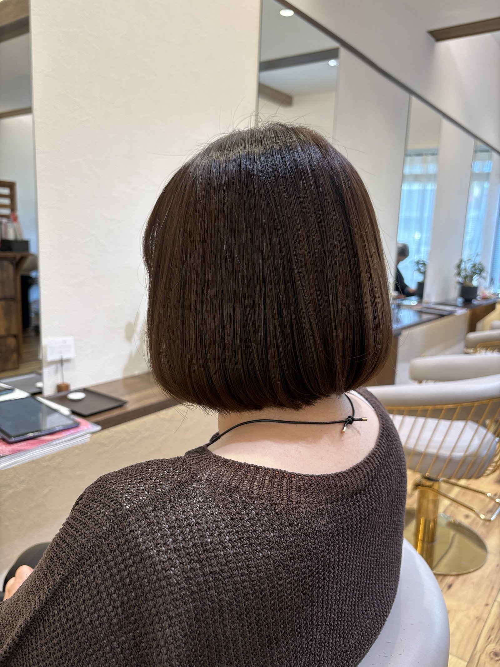深みのある暗髪にツヤをまとわせて|あご下ラインで丸くおさまる大人のミニボブ