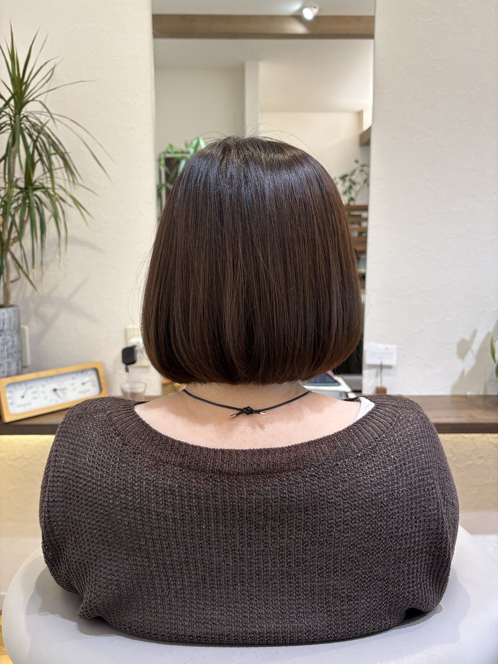 ツヤめく暗髪が映える丸みシルエット|毛先まで美しくまとまる後ろ姿