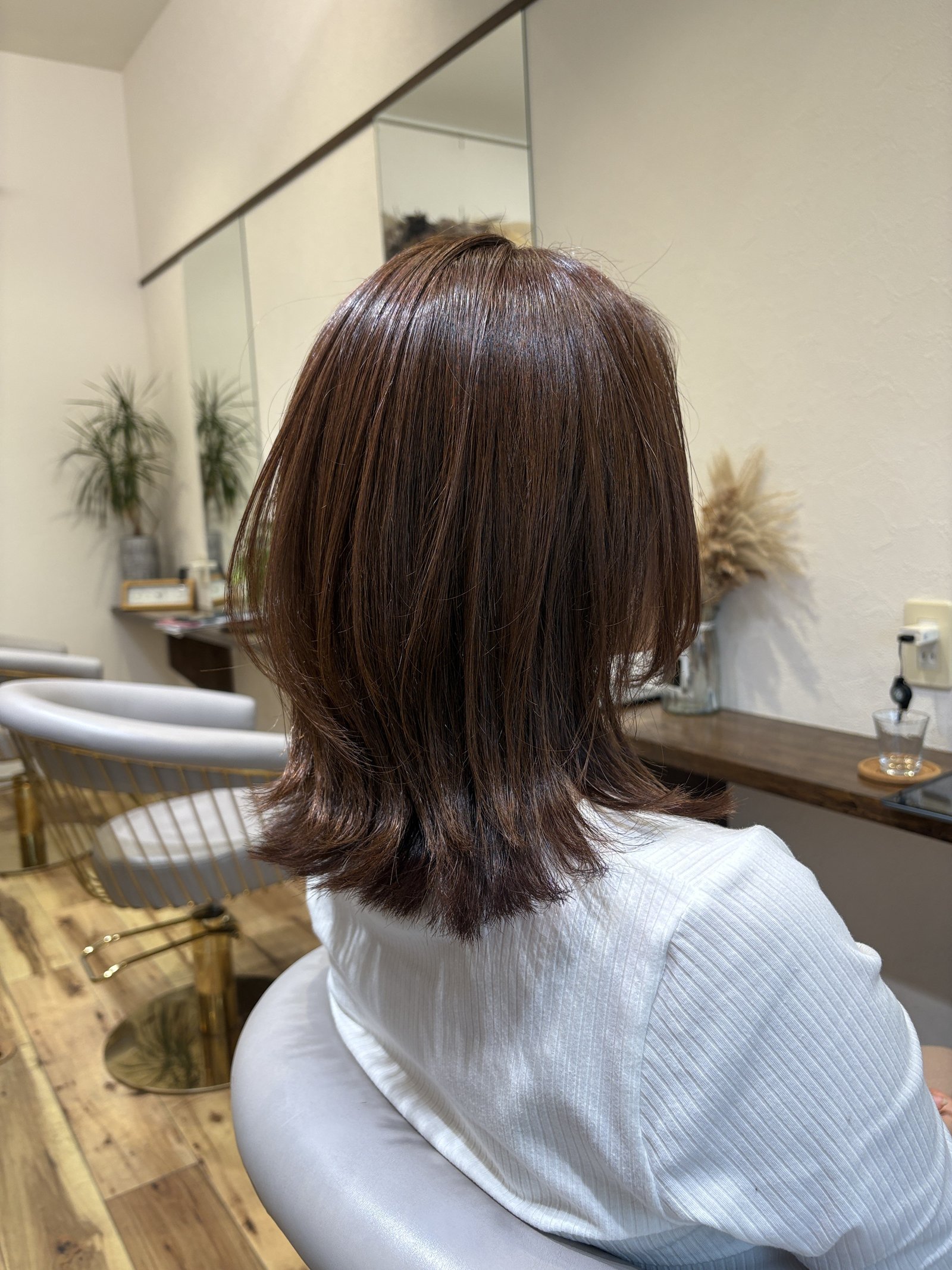 中間から毛先へレイヤーで軽やかに|外ハネで揺れるくびれシルエット