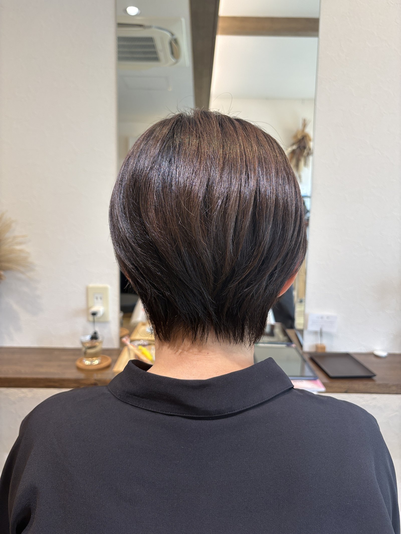 ツヤめく暗髪が映える丸みシルエット|襟足まで美しく収まる後ろ姿