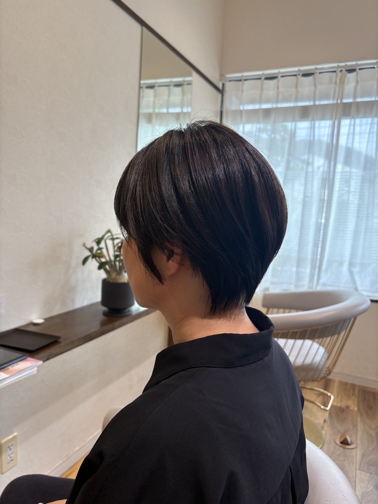 深みのある暗髪になめらかなツヤをまとわせて|襟足すっきりの大人くびれショートボブ