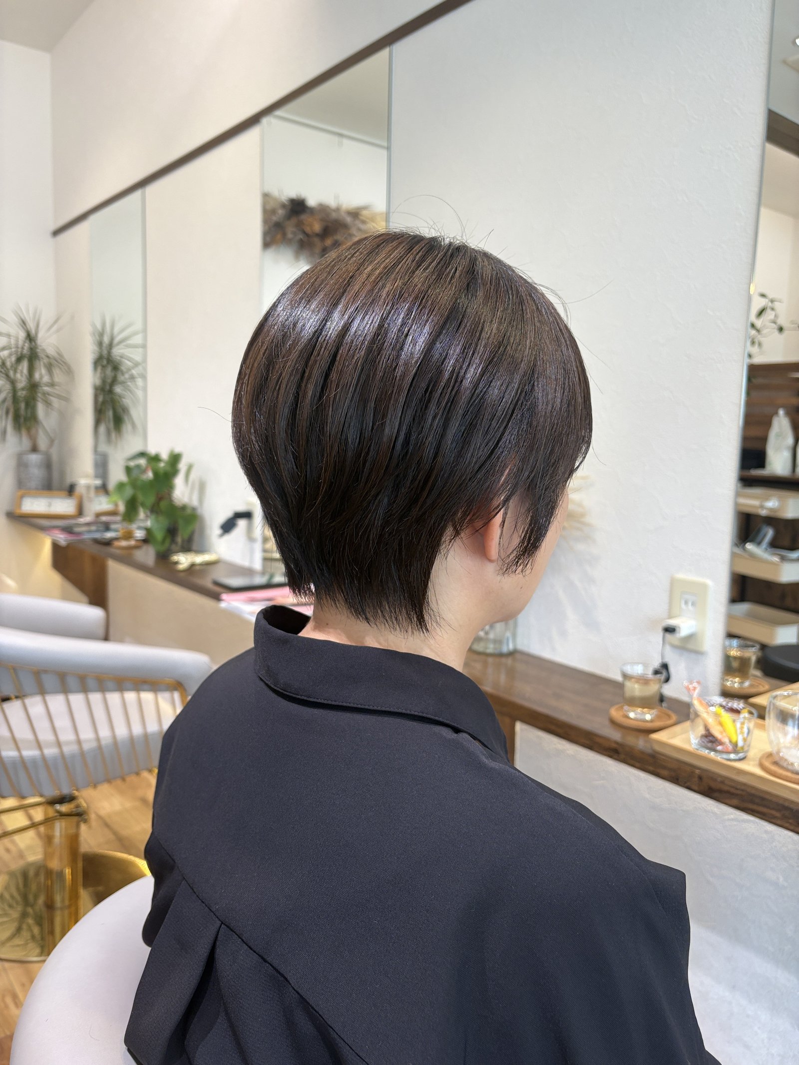 襟足はタイトに、後頭部はふんわり丸く|首もとが長くすっきり見える斜め後ろシルエット