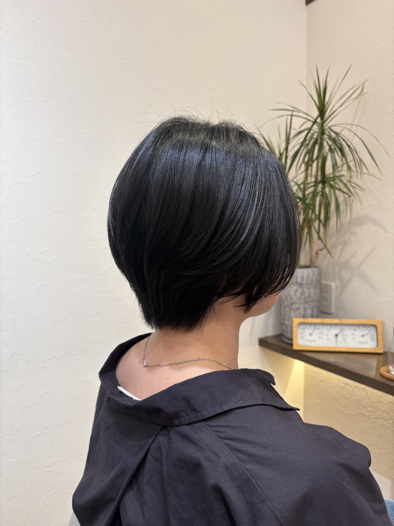 ツヤめく黒髪|襟足をすっきり見せながら後頭部に丸みを残した大人のグラデーションボブ、斜め横
