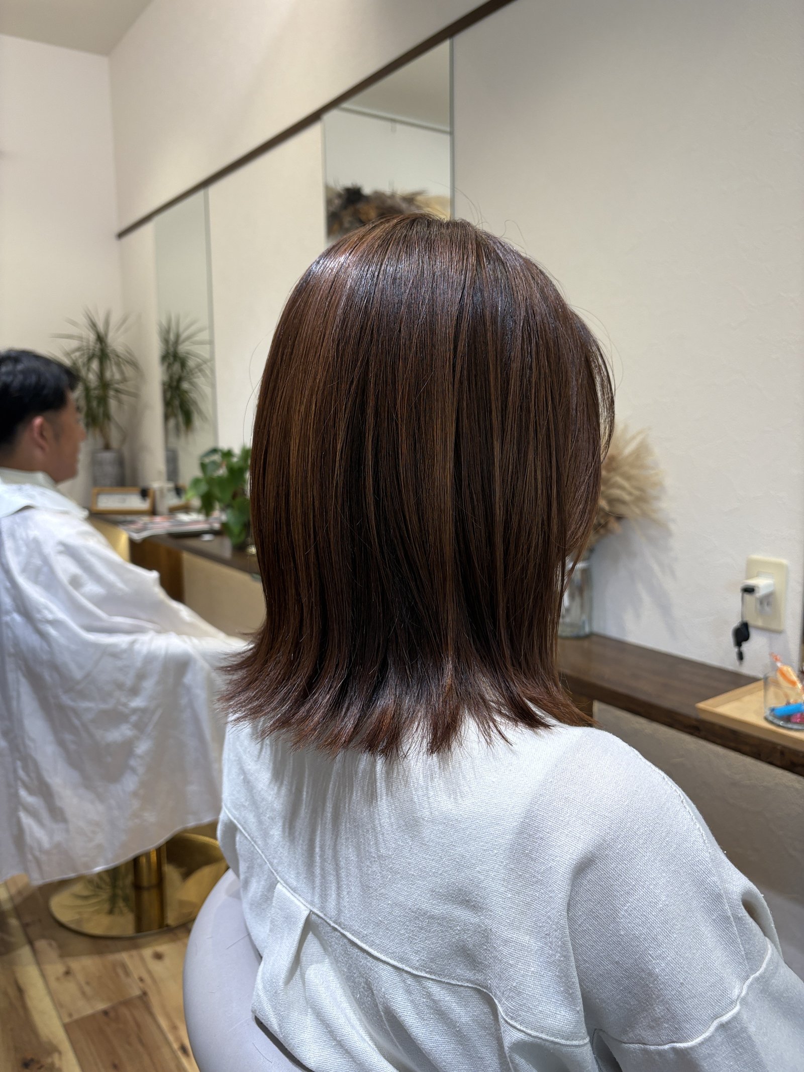透け感のあるピンクブラウン|肩上でラインを揃えたワンレングスボブ、斜め横