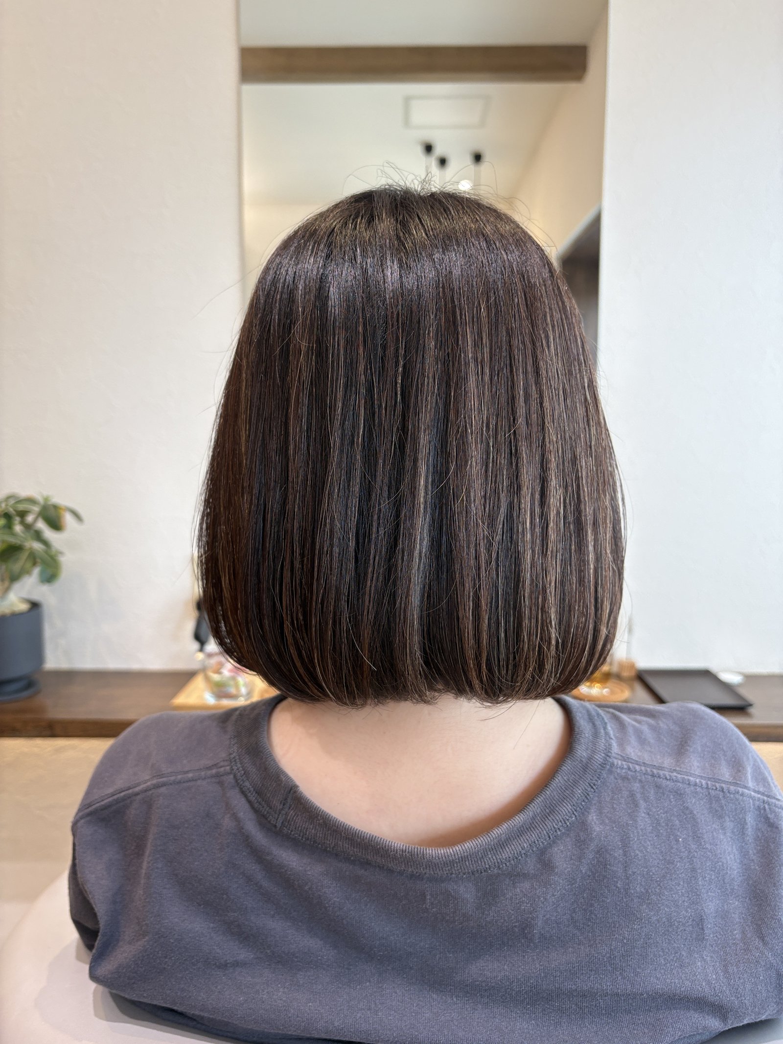 段を入れず丸みで仕上げたワンレングス｜厚みとツヤが際立つ大人のボブ、真後ろ