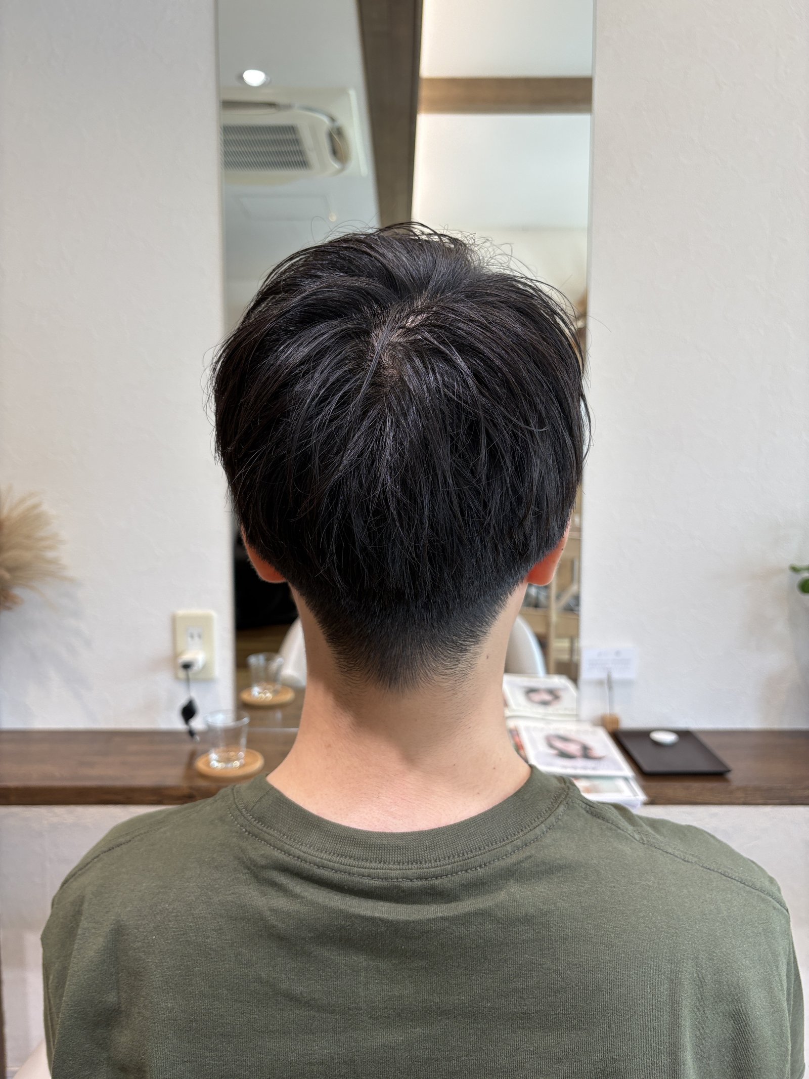 段差を残さず削いだ襟足｜首まわりがすっきり見える黒髪ナチュラルショート、真後ろ
