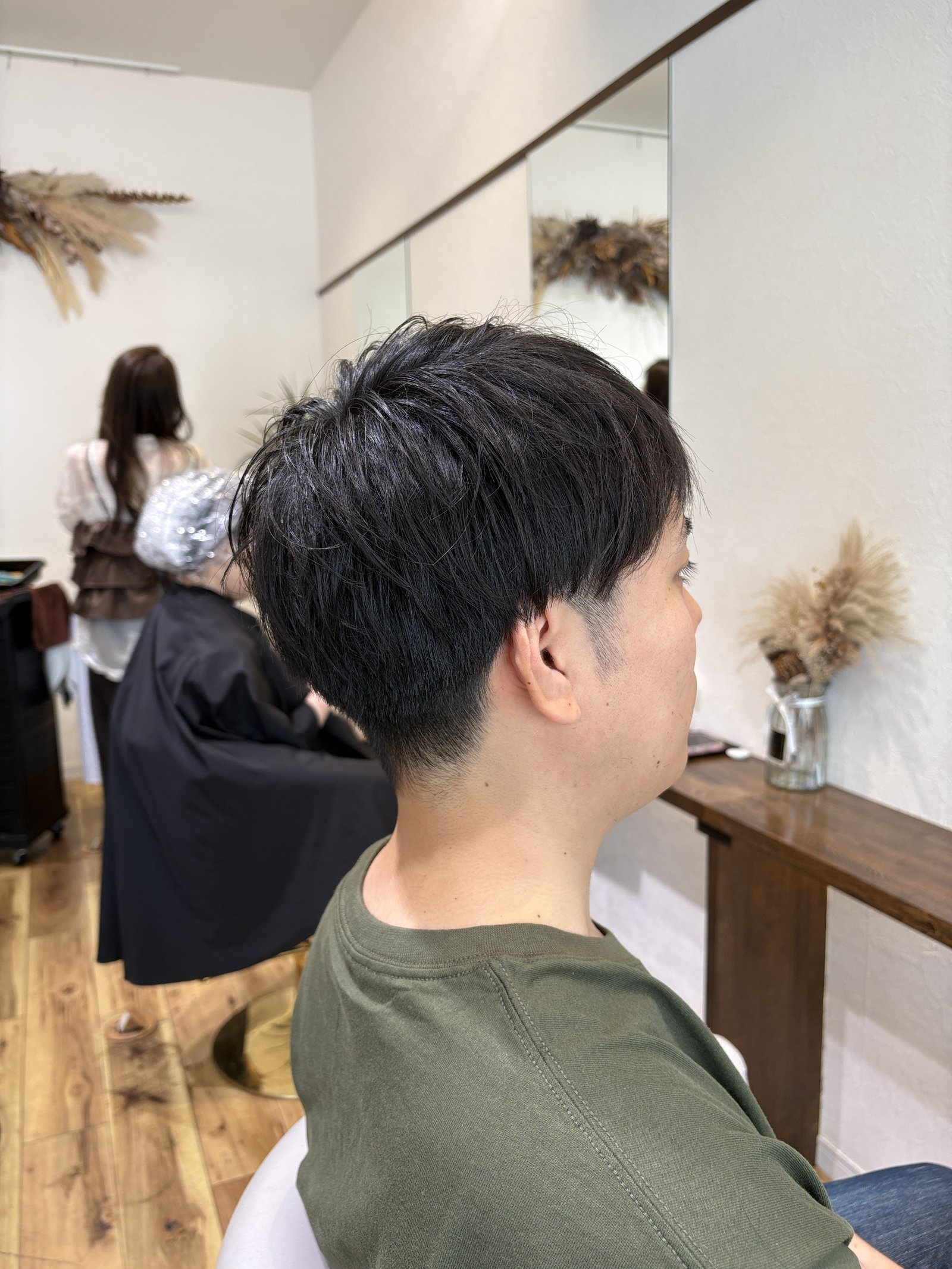 襟足とサイドを短く整えた黒髪ショート｜トップは自然な束感を残して軽やかに、斜め横
