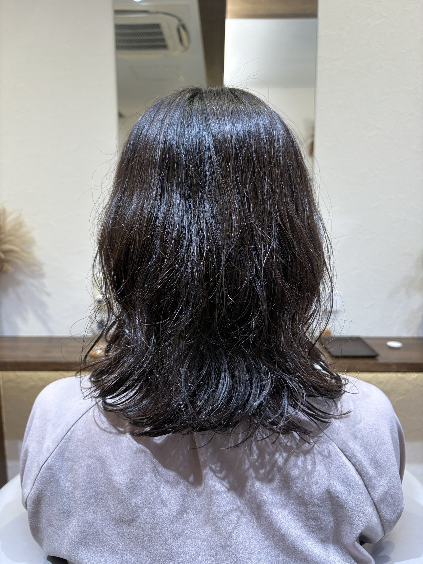 ウェーブの陰影で立体感が出た後ろ姿｜落ち着いた暗髪でも軽さのあるミディアム、真後ろ