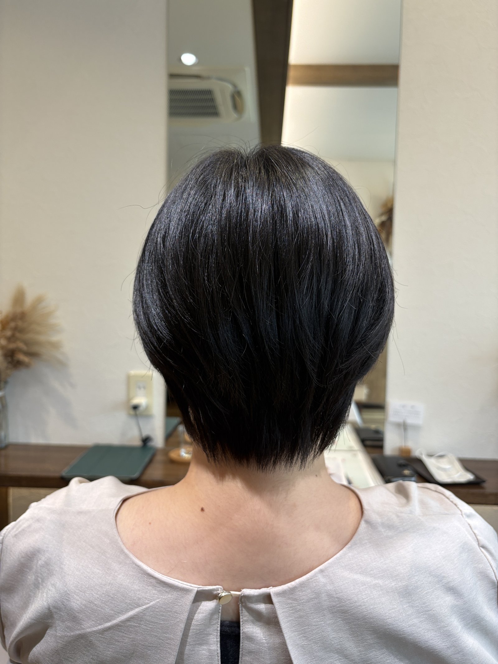 真後ろから見た丸みフォルム｜重さを感じさせないコンパクトなボブライン