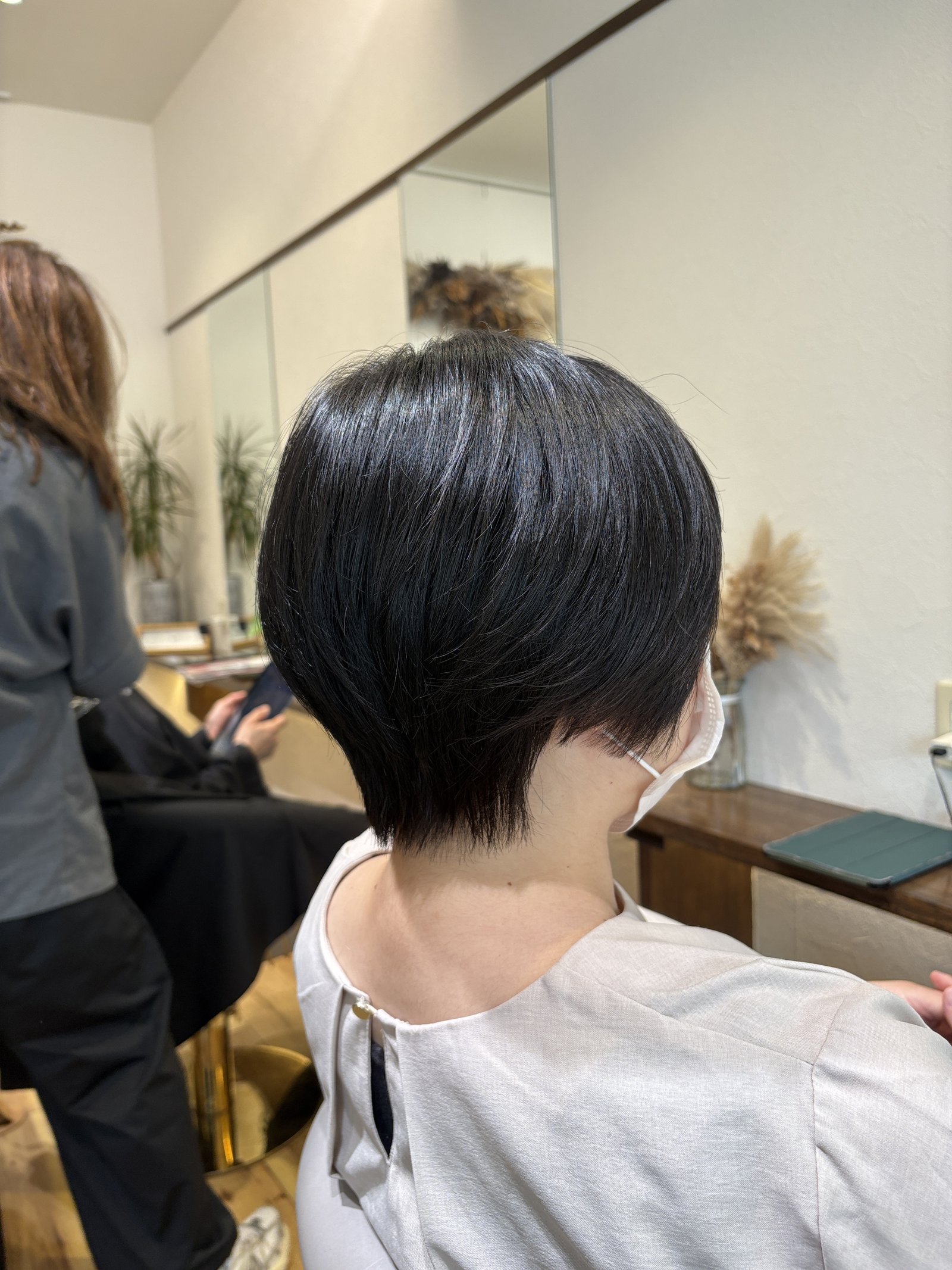 ツヤめく暗髪｜頬に沿うラインと後頭部の丸みが際立つショートボブ
